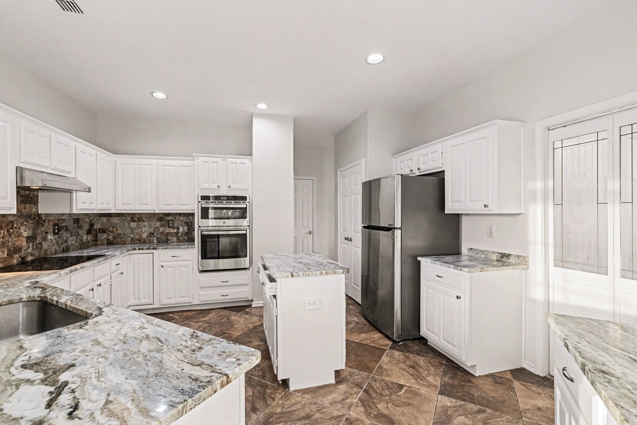 Single Family Residence For Sale in Denton County , 2829 Panorama Drive, Carrollton, Texas 75007, 3 Bedroom, 3 Bathroom, 2 Garage spaces, 2,719 Sqft, built in 1989, mls#21391696, Real Estate Agent in Carrollton, Homes For Sale in Denton county, Homes For Sale in Carrollton, Realtor in Carrollton Texas, Real Estate Brokerage Independent Realty Texas, Luminita Cordes Realtor