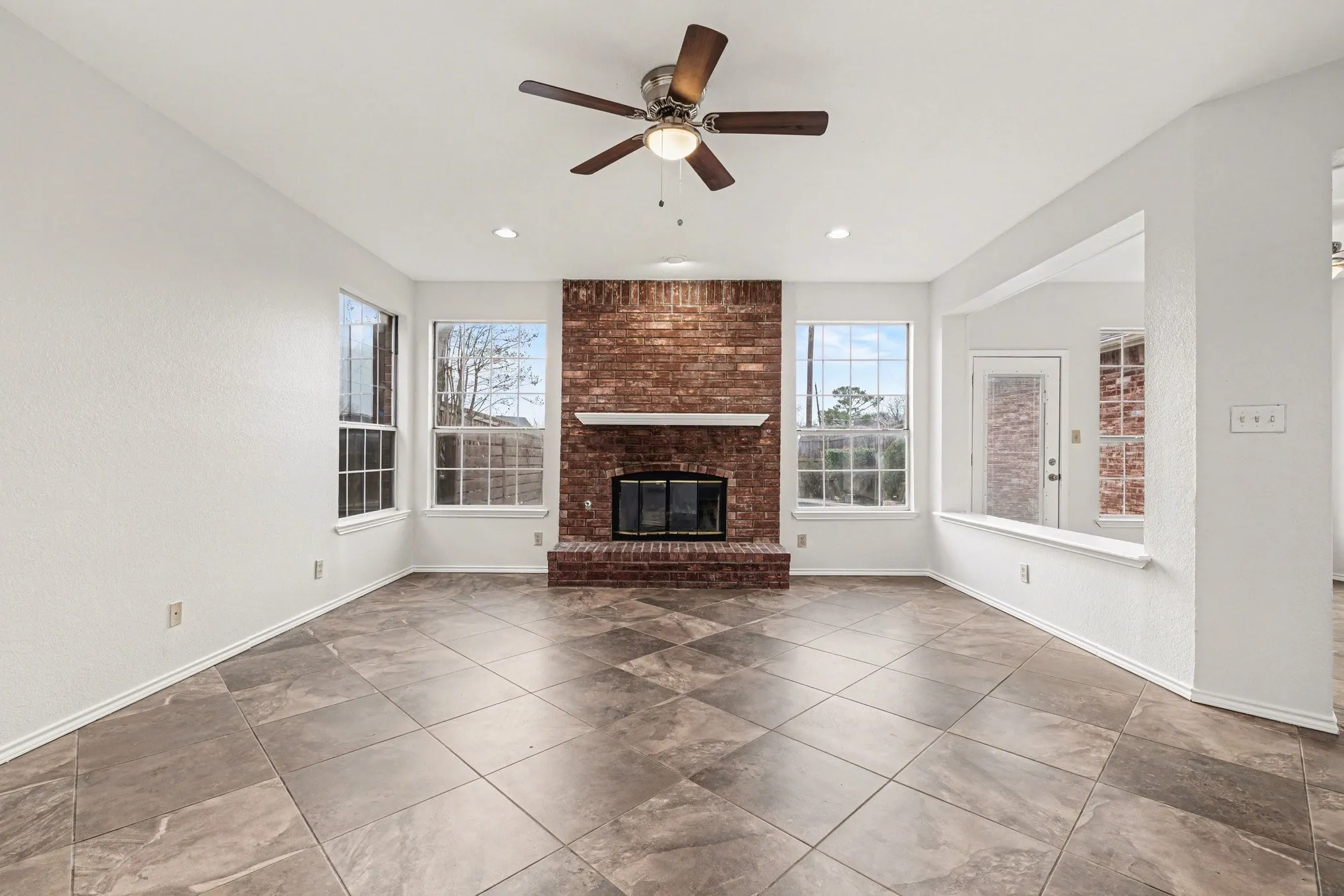 Single Family Residence For Sale in Denton County , 2829 Panorama Drive, Carrollton, Texas 75007, 3 Bedroom, 3 Bathroom, 2 Garage spaces, 2,719 Sqft, built in 1989, mls#21391696, Real Estate Agent in Carrollton, Homes For Sale in Denton county, Homes For Sale in Carrollton, Realtor in Carrollton Texas, Real Estate Brokerage Independent Realty Texas, Luminita Cordes Realtor