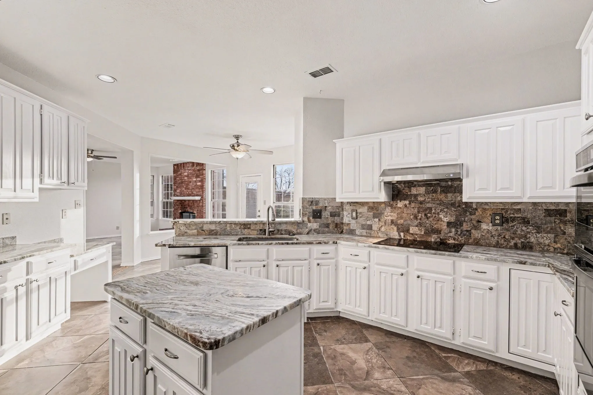 Single Family Residence For Sale in Denton County , 2829 Panorama Drive, Carrollton, Texas 75007, 3 Bedroom, 3 Bathroom, 2 Garage spaces, 2,719 Sqft, built in 1989, mls#21391696, Real Estate Agent in Carrollton, Homes For Sale in Denton county, Homes For Sale in Carrollton, Realtor in Carrollton Texas, Real Estate Brokerage Independent Realty Texas, Luminita Cordes Realtor