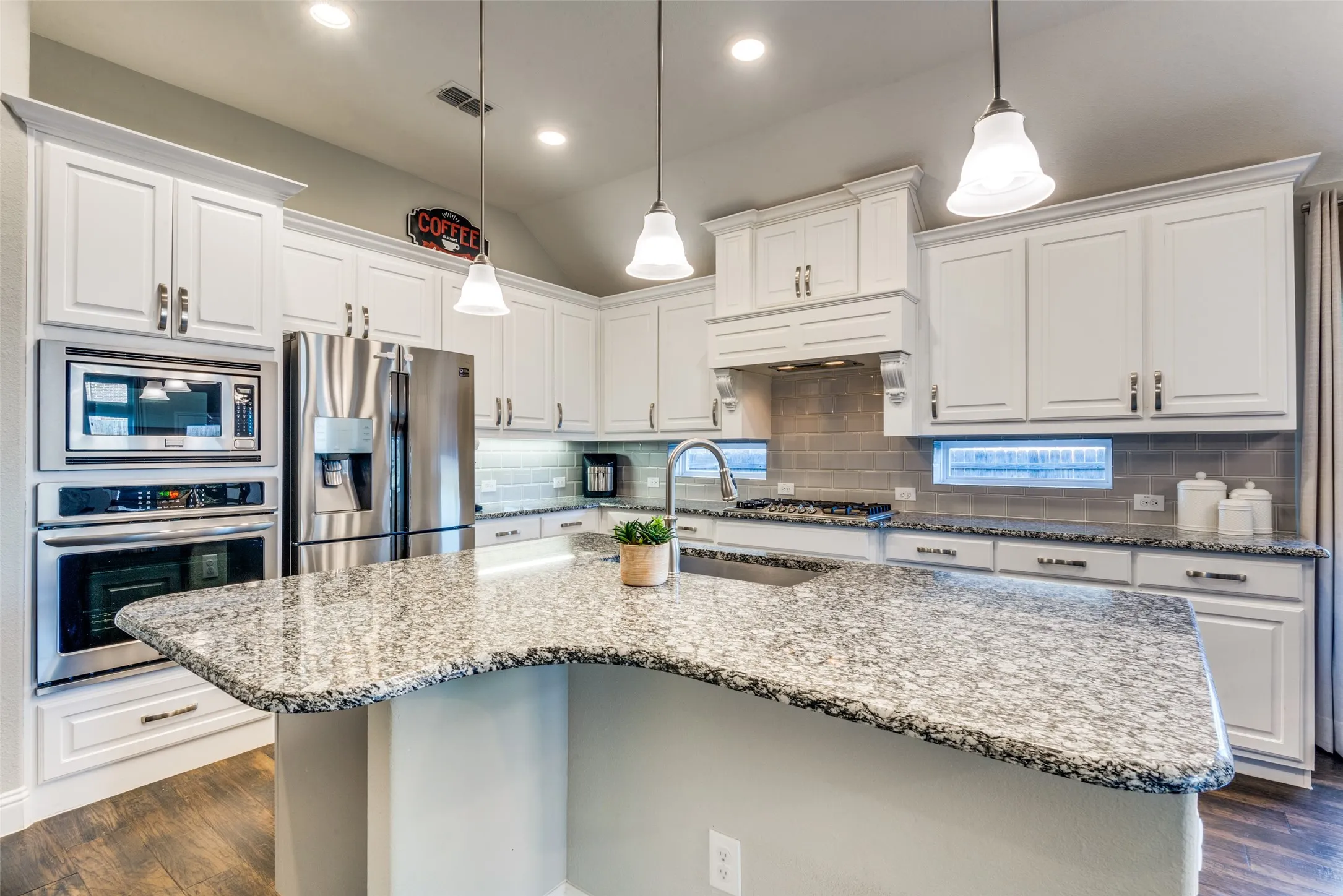 Single Family Residence For Rent in Denton County , 2913 Dockside, Little Elm, Texas 75068, 4 Bedroom, 3 Bathroom, 2 Garage spaces, 2,912 Sqft, built in 2018, mls#21391729, Real Estate Agent in Little Elm, Homes For Rent in Denton county, Homes For Rent in Little Elm, Realtor in Little Elm Texas, Real Estate Brokerage Independent Realty Texas, Luminita Cordes Realtor