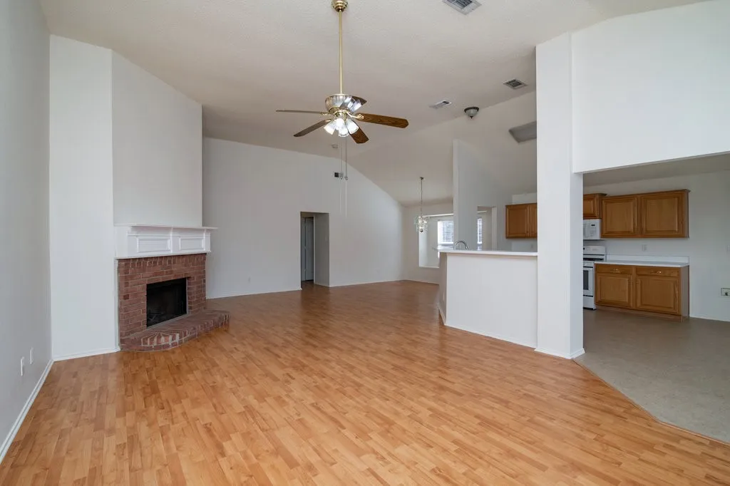 Single Family Residence For Rent in Rockwall County , 119 Wembley Way, Rockwall, Texas 75032, 3 Bedroom, 2 Bathroom, 2 Garage spaces, 2,064 Sqft, built in 1999, mls#21391734, Real Estate Agent in Rockwall, Homes For Rent in Rockwall county, Homes For Rent in Rockwall, Realtor in Rockwall Texas, Real Estate Brokerage Independent Realty Texas, Luminita Cordes Realtor