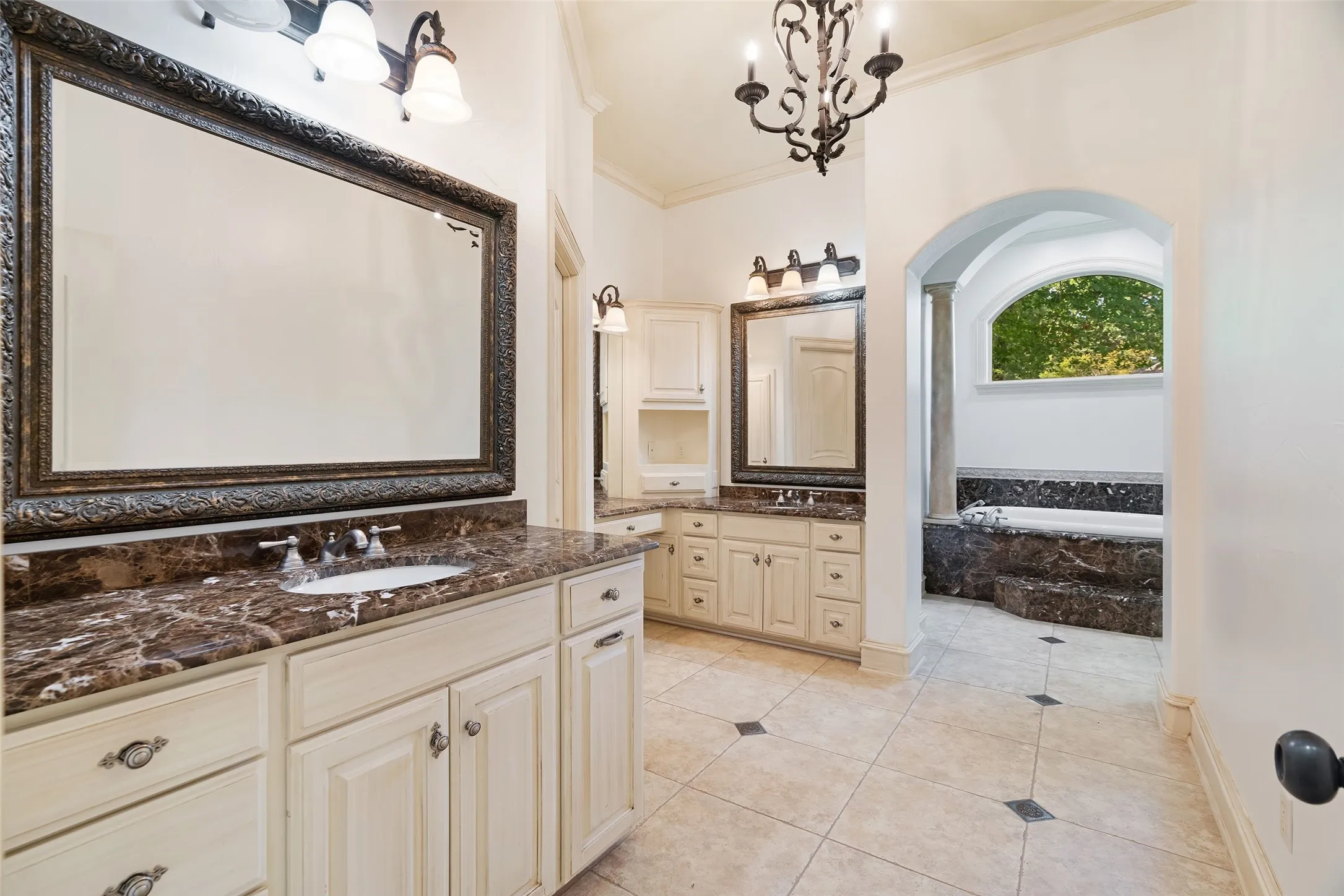 Single Family Residence For Sale in Smith County , 4045 Stonegate Boulevard, Tyler, Texas 75703, 5 Bedroom, 5 Bathroom, 3 Garage spaces, 5,593 Sqft, built in 2004, mls#21389412, Real Estate Agent in Tyler, Homes For Sale in Smith county, Homes For Sale in Tyler, Realtor in Tyler Texas, Real Estate Brokerage Independent Realty Texas, Luminita Cordes Realtor