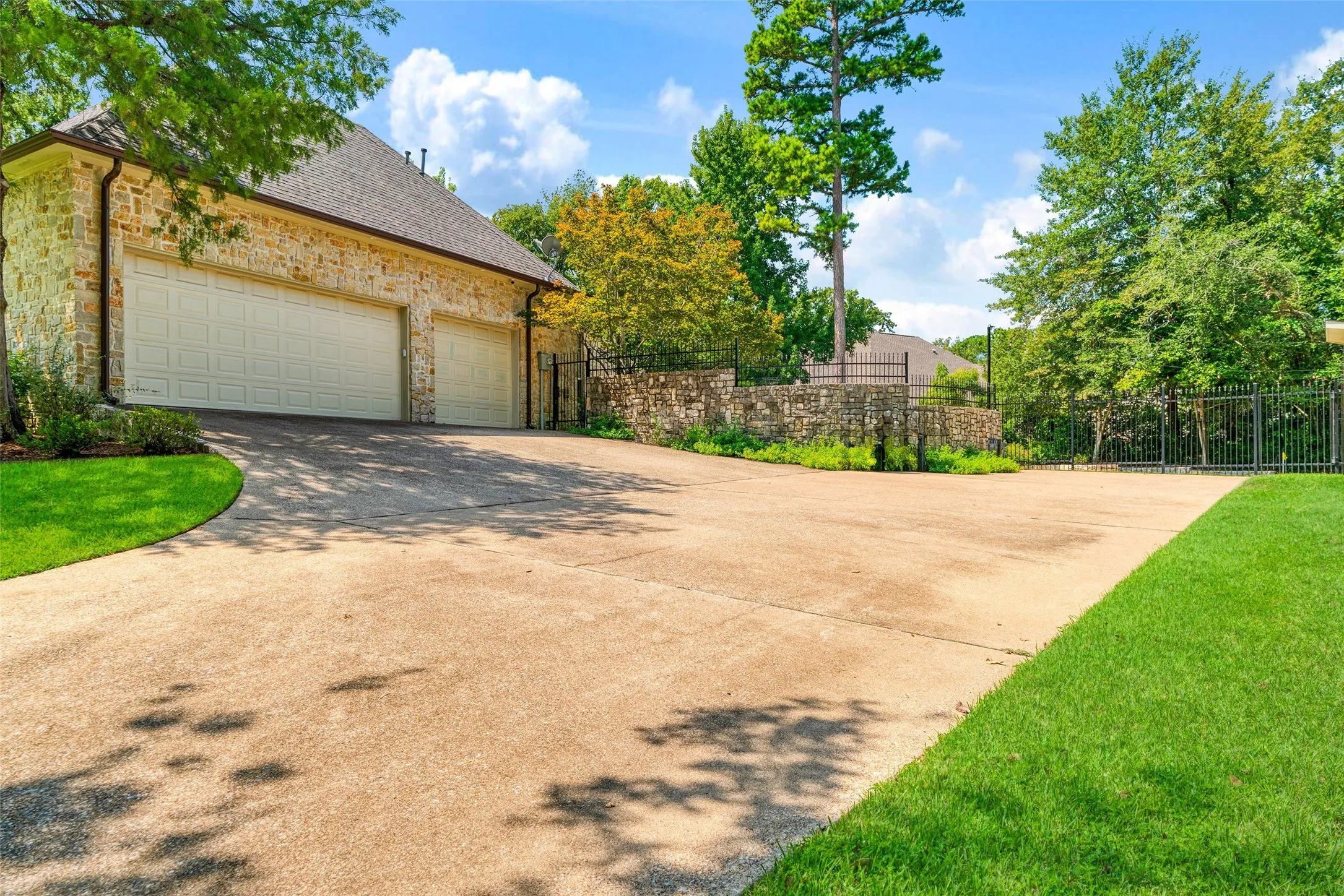 Single Family Residence For Sale in Smith County , 4045 Stonegate Boulevard, Tyler, Texas 75703, 5 Bedroom, 5 Bathroom, 3 Garage spaces, 5,593 Sqft, built in 2004, mls#21389412, Real Estate Agent in Tyler, Homes For Sale in Smith county, Homes For Sale in Tyler, Realtor in Tyler Texas, Real Estate Brokerage Independent Realty Texas, Luminita Cordes Realtor