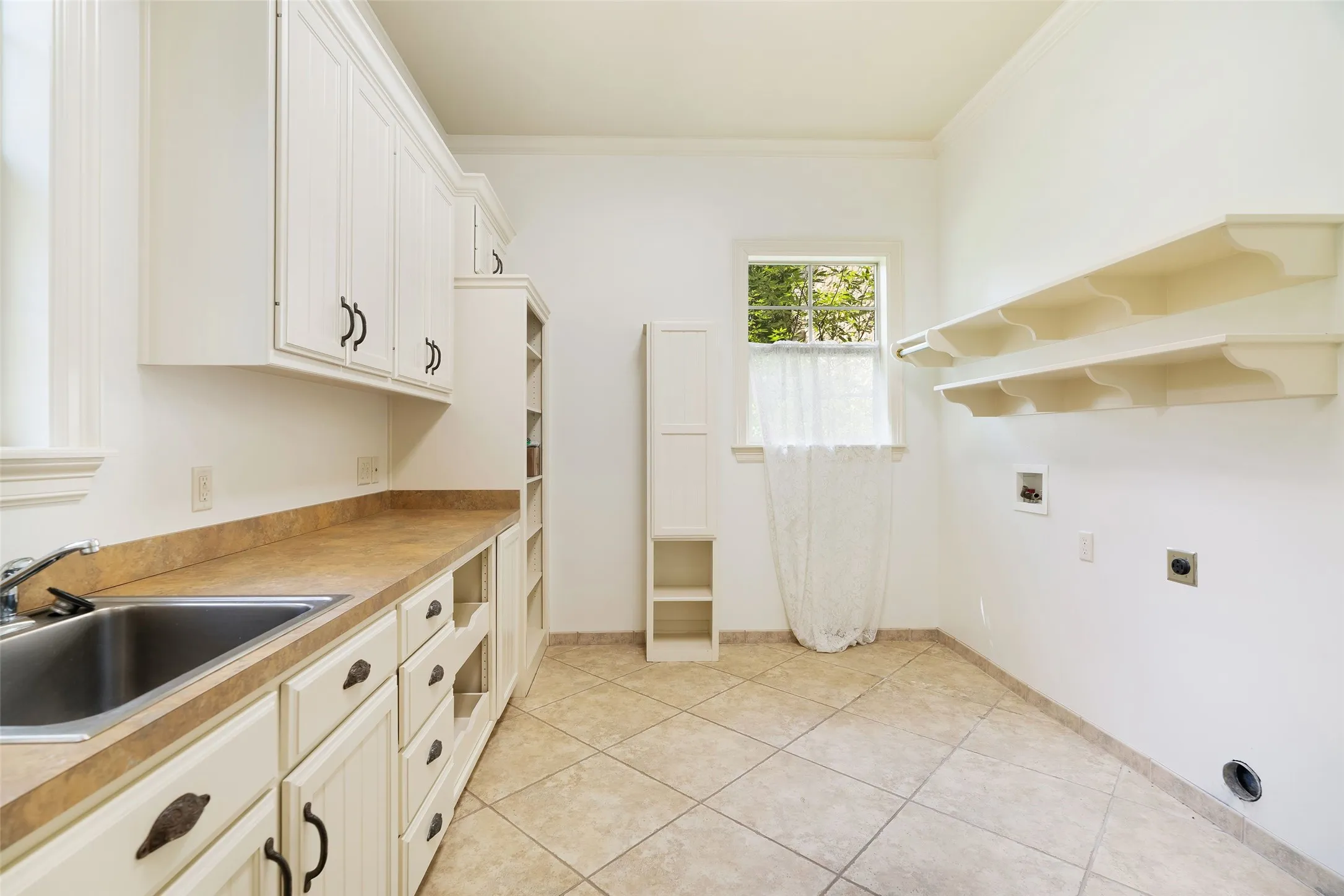 Single Family Residence For Sale in Smith County , 4045 Stonegate Boulevard, Tyler, Texas 75703, 5 Bedroom, 5 Bathroom, 3 Garage spaces, 5,593 Sqft, built in 2004, mls#21389412, Real Estate Agent in Tyler, Homes For Sale in Smith county, Homes For Sale in Tyler, Realtor in Tyler Texas, Real Estate Brokerage Independent Realty Texas, Luminita Cordes Realtor