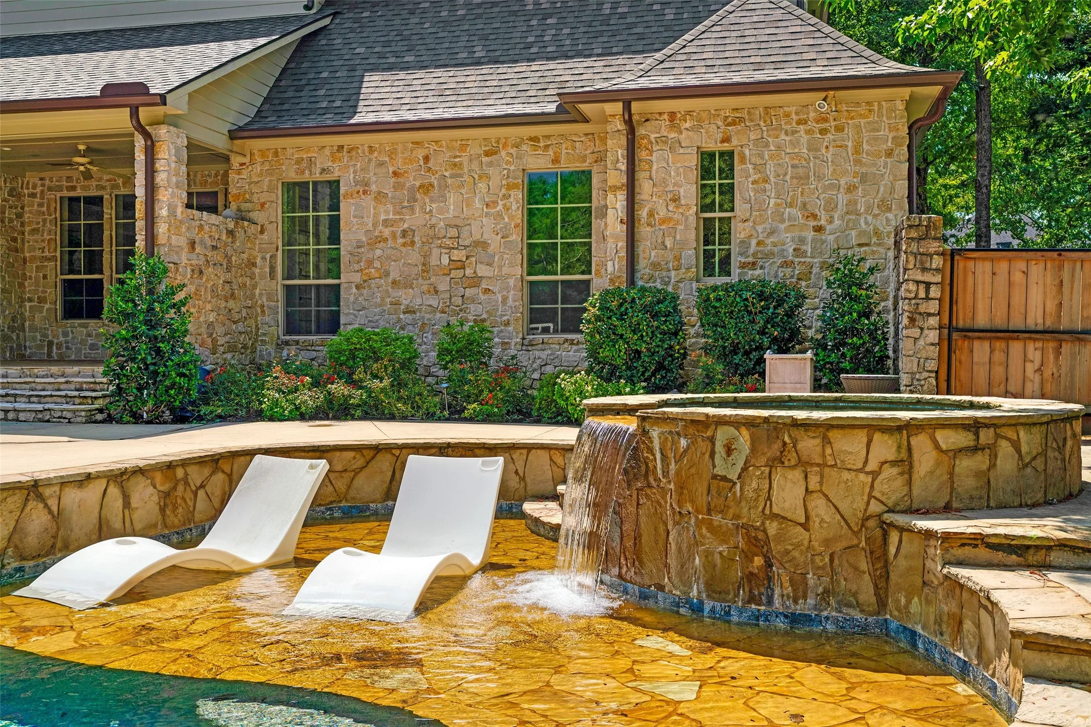 Single Family Residence For Sale in Smith County , 4045 Stonegate Boulevard, Tyler, Texas 75703, 5 Bedroom, 5 Bathroom, 3 Garage spaces, 5,593 Sqft, built in 2004, mls#21389412, Real Estate Agent in Tyler, Homes For Sale in Smith county, Homes For Sale in Tyler, Realtor in Tyler Texas, Real Estate Brokerage Independent Realty Texas, Luminita Cordes Realtor