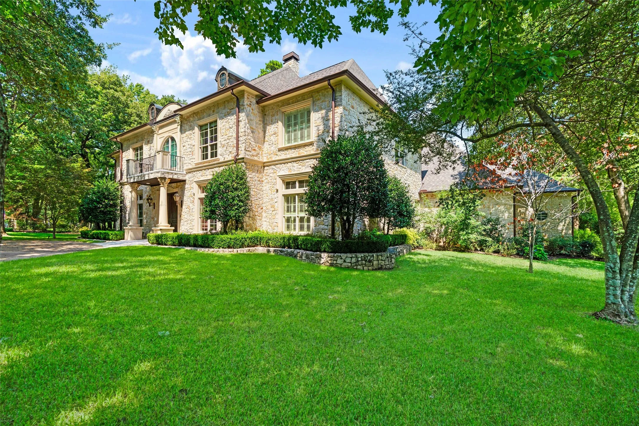 Single Family Residence For Sale in Smith County , 4045 Stonegate Boulevard, Tyler, Texas 75703, 5 Bedroom, 5 Bathroom, 3 Garage spaces, 5,593 Sqft, built in 2004, mls#21389412, Real Estate Agent in Tyler, Homes For Sale in Smith county, Homes For Sale in Tyler, Realtor in Tyler Texas, Real Estate Brokerage Independent Realty Texas, Luminita Cordes Realtor