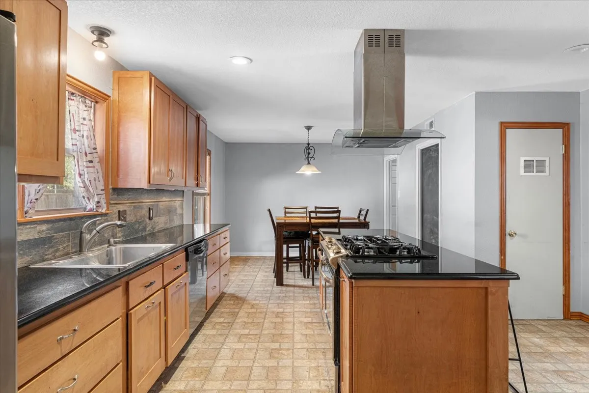 Single Family Residence For Sale in Navarro County , 1412 Arlington Drive, Corsicana, Texas 75110, 2 Bedroom, 1 Bathroom, Garage spaces, 1,246 Sqft, built in 1956, mls#21390805, Real Estate Agent in Corsicana, Homes For Sale in Navarro county, Homes For Sale in Corsicana, Realtor in Corsicana Texas, Real Estate Brokerage Independent Realty Texas, Luminita Cordes Realtor