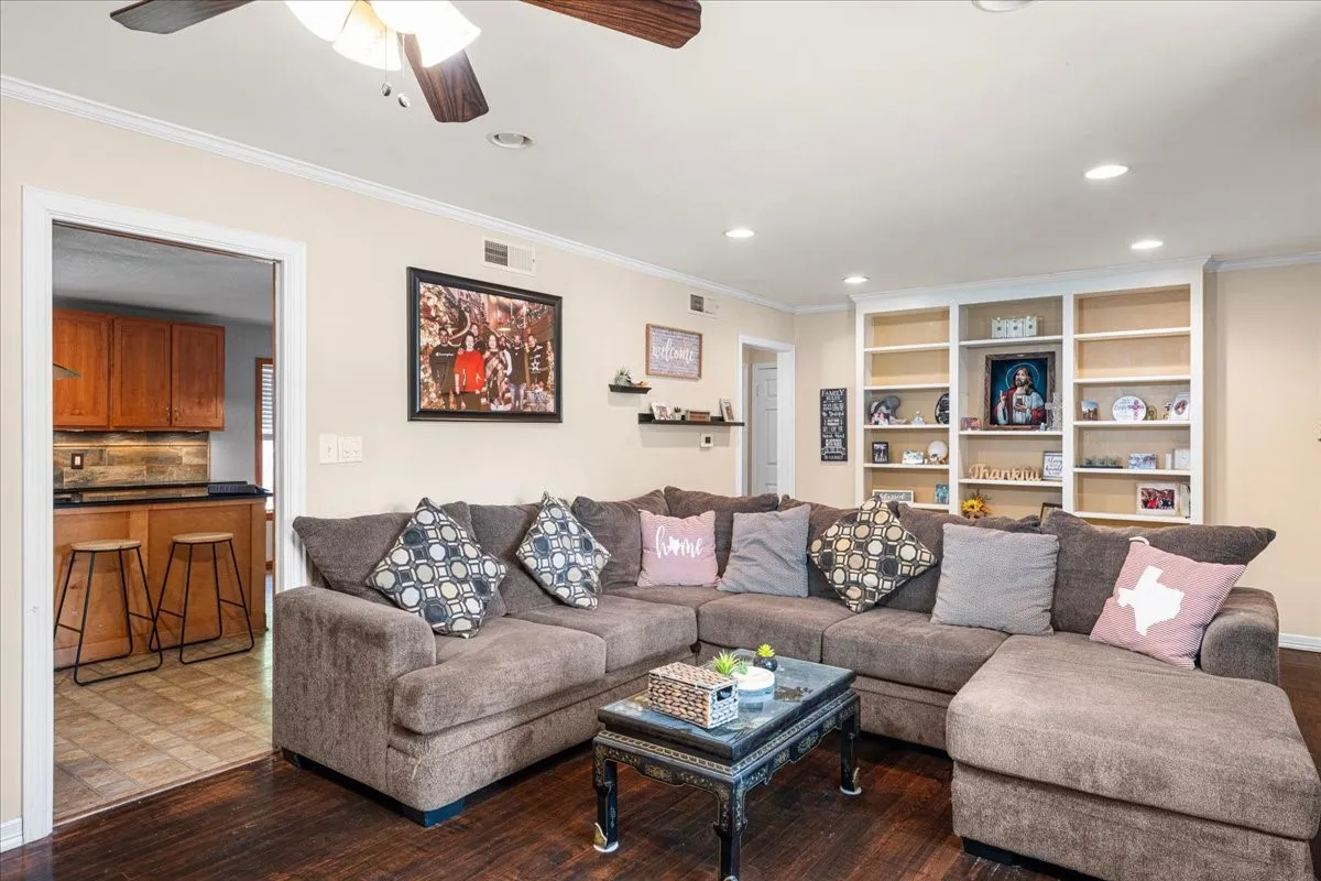 Single Family Residence For Sale in Navarro County , 1412 Arlington Drive, Corsicana, Texas 75110, 2 Bedroom, 1 Bathroom, Garage spaces, 1,246 Sqft, built in 1956, mls#21390805, Real Estate Agent in Corsicana, Homes For Sale in Navarro county, Homes For Sale in Corsicana, Realtor in Corsicana Texas, Real Estate Brokerage Independent Realty Texas, Luminita Cordes Realtor