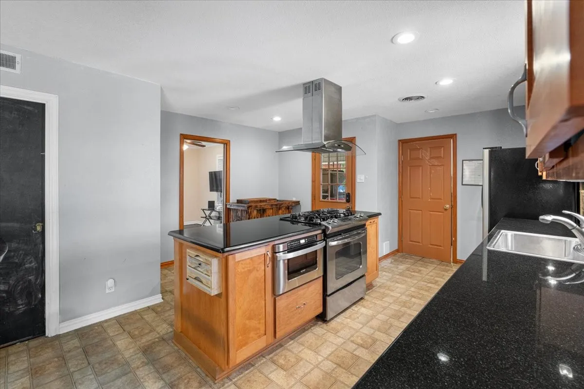 Single Family Residence For Sale in Navarro County , 1412 Arlington Drive, Corsicana, Texas 75110, 2 Bedroom, 1 Bathroom, Garage spaces, 1,246 Sqft, built in 1956, mls#21390805, Real Estate Agent in Corsicana, Homes For Sale in Navarro county, Homes For Sale in Corsicana, Realtor in Corsicana Texas, Real Estate Brokerage Independent Realty Texas, Luminita Cordes Realtor
