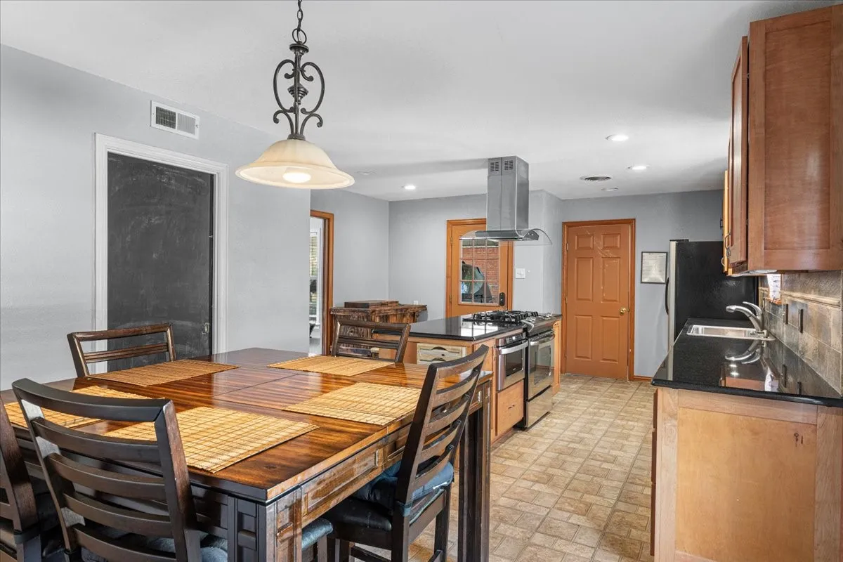 Single Family Residence For Sale in Navarro County , 1412 Arlington Drive, Corsicana, Texas 75110, 2 Bedroom, 1 Bathroom, Garage spaces, 1,246 Sqft, built in 1956, mls#21390805, Real Estate Agent in Corsicana, Homes For Sale in Navarro county, Homes For Sale in Corsicana, Realtor in Corsicana Texas, Real Estate Brokerage Independent Realty Texas, Luminita Cordes Realtor