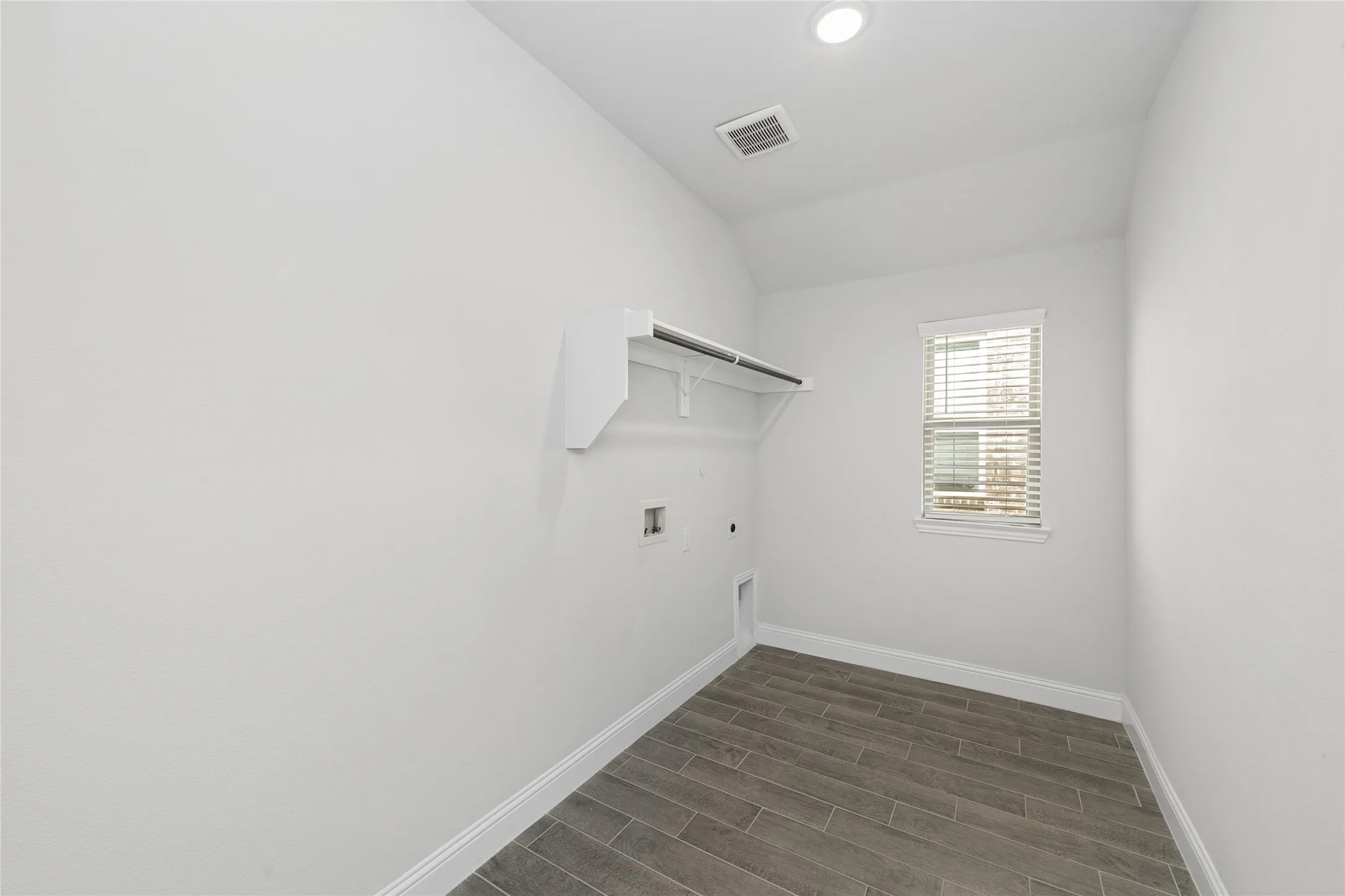 Single Family Residence For Rent in Collin County , 613 Cattle Chute Court, Celina, Texas 75009, 4 Bedroom, 2 Bathroom, 2 Garage spaces, 2,178 Sqft, built in 2022, mls#21391749, Real Estate Agent in Celina, Homes For Rent in Collin county, Homes For Rent in Celina, Realtor in Celina Texas, Real Estate Brokerage Independent Realty Texas, Luminita Cordes Realtor