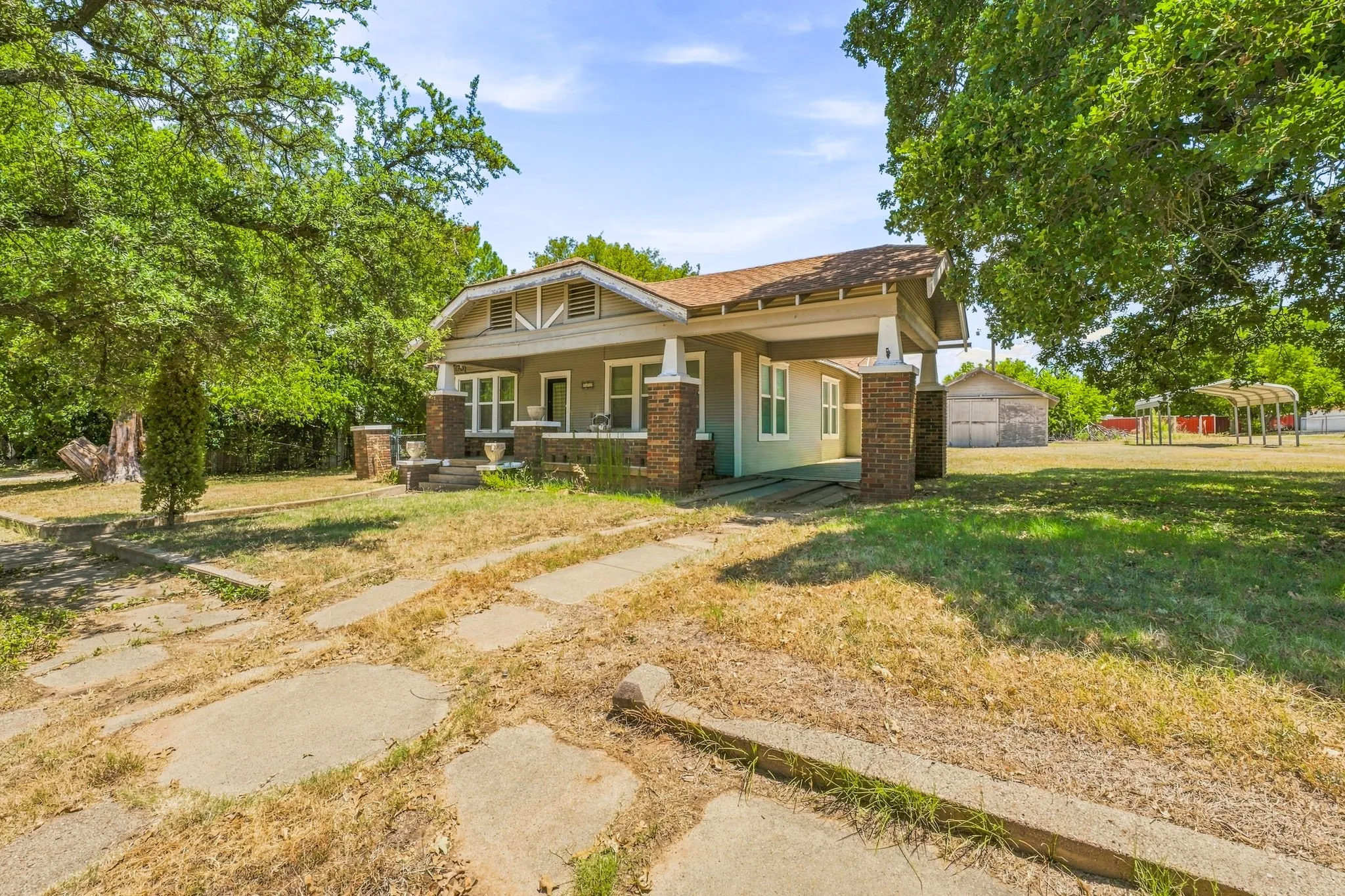 Single Family Residence For Sale in Comanche County , 125 S Bell Street, De Leon, Texas 76444, 3 Bedroom, 1 Bathroom, Garage spaces, 1,388 Sqft, built in 1930, mls#21391726, Real Estate Agent in De Leon, Homes For Sale in Comanche county, Homes For Sale in De Leon, Realtor in De Leon Texas, Real Estate Brokerage Independent Realty Texas, Luminita Cordes Realtor