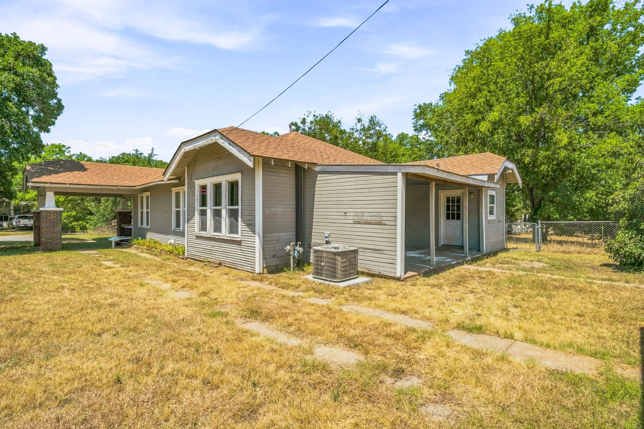 Single Family Residence For Sale in Comanche County , 125 S Bell Street, De Leon, Texas 76444, 3 Bedroom, 1 Bathroom, Garage spaces, 1,388 Sqft, built in 1930, mls#21391726, Real Estate Agent in De Leon, Homes For Sale in Comanche county, Homes For Sale in De Leon, Realtor in De Leon Texas, Real Estate Brokerage Independent Realty Texas, Luminita Cordes Realtor