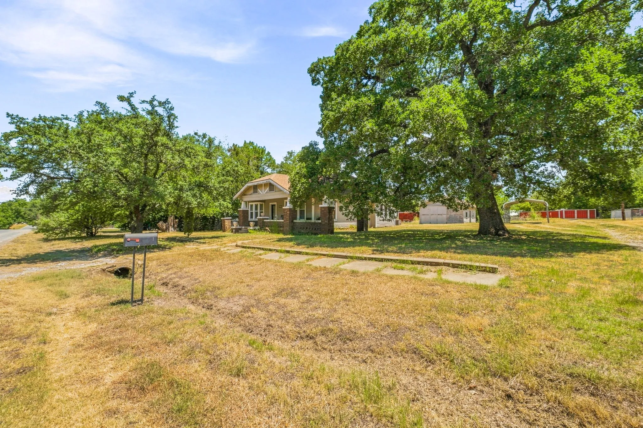 Single Family Residence For Sale in Comanche County , 125 S Bell Street, De Leon, Texas 76444, 3 Bedroom, 1 Bathroom, Garage spaces, 1,388 Sqft, built in 1930, mls#21391726, Real Estate Agent in De Leon, Homes For Sale in Comanche county, Homes For Sale in De Leon, Realtor in De Leon Texas, Real Estate Brokerage Independent Realty Texas, Luminita Cordes Realtor