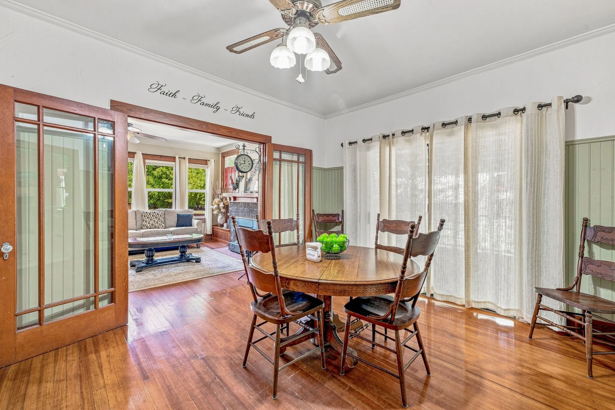 Single Family Residence For Sale in Comanche County , 125 S Bell Street, De Leon, Texas 76444, 3 Bedroom, 1 Bathroom, Garage spaces, 1,388 Sqft, built in 1930, mls#21391726, Real Estate Agent in De Leon, Homes For Sale in Comanche county, Homes For Sale in De Leon, Realtor in De Leon Texas, Real Estate Brokerage Independent Realty Texas, Luminita Cordes Realtor