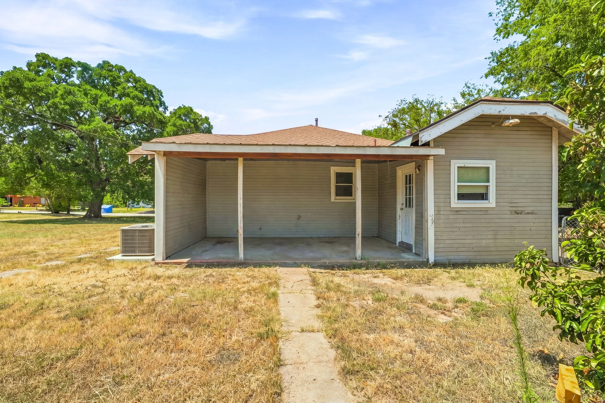 Single Family Residence For Sale in Comanche County , 125 S Bell Street, De Leon, Texas 76444, 3 Bedroom, 1 Bathroom, Garage spaces, 1,388 Sqft, built in 1930, mls#21391726, Real Estate Agent in De Leon, Homes For Sale in Comanche county, Homes For Sale in De Leon, Realtor in De Leon Texas, Real Estate Brokerage Independent Realty Texas, Luminita Cordes Realtor