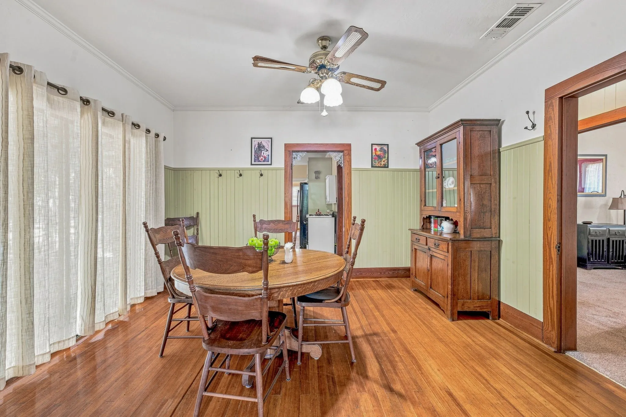 Single Family Residence For Sale in Comanche County , 125 S Bell Street, De Leon, Texas 76444, 3 Bedroom, 1 Bathroom, Garage spaces, 1,388 Sqft, built in 1930, mls#21391726, Real Estate Agent in De Leon, Homes For Sale in Comanche county, Homes For Sale in De Leon, Realtor in De Leon Texas, Real Estate Brokerage Independent Realty Texas, Luminita Cordes Realtor