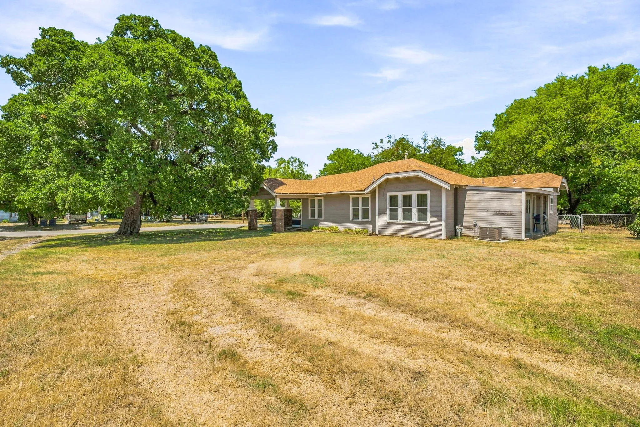 Single Family Residence For Sale in Comanche County , 125 S Bell Street, De Leon, Texas 76444, 3 Bedroom, 1 Bathroom, Garage spaces, 1,388 Sqft, built in 1930, mls#21391726, Real Estate Agent in De Leon, Homes For Sale in Comanche county, Homes For Sale in De Leon, Realtor in De Leon Texas, Real Estate Brokerage Independent Realty Texas, Luminita Cordes Realtor