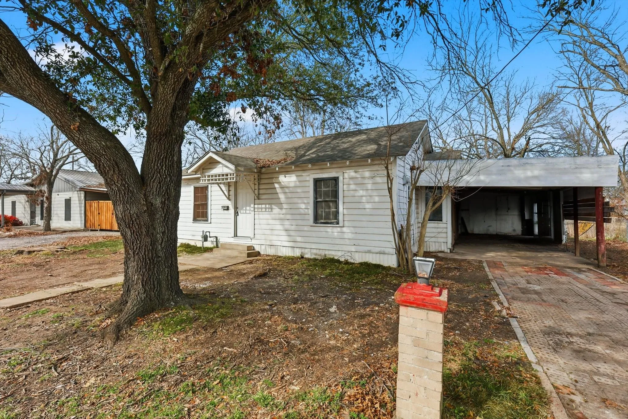Single Family Residence For Sale in Fannin County , 803 E 14th Street, Bonham, Texas 75418, 3 Bedroom, 2 Bathroom, Garage spaces, 1,272 Sqft, built in 1940, mls#21391753, Real Estate Agent in Bonham, Homes For Sale in Fannin county, Homes For Sale in Bonham, Realtor in Bonham Texas, Real Estate Brokerage Independent Realty Texas, Luminita Cordes Realtor