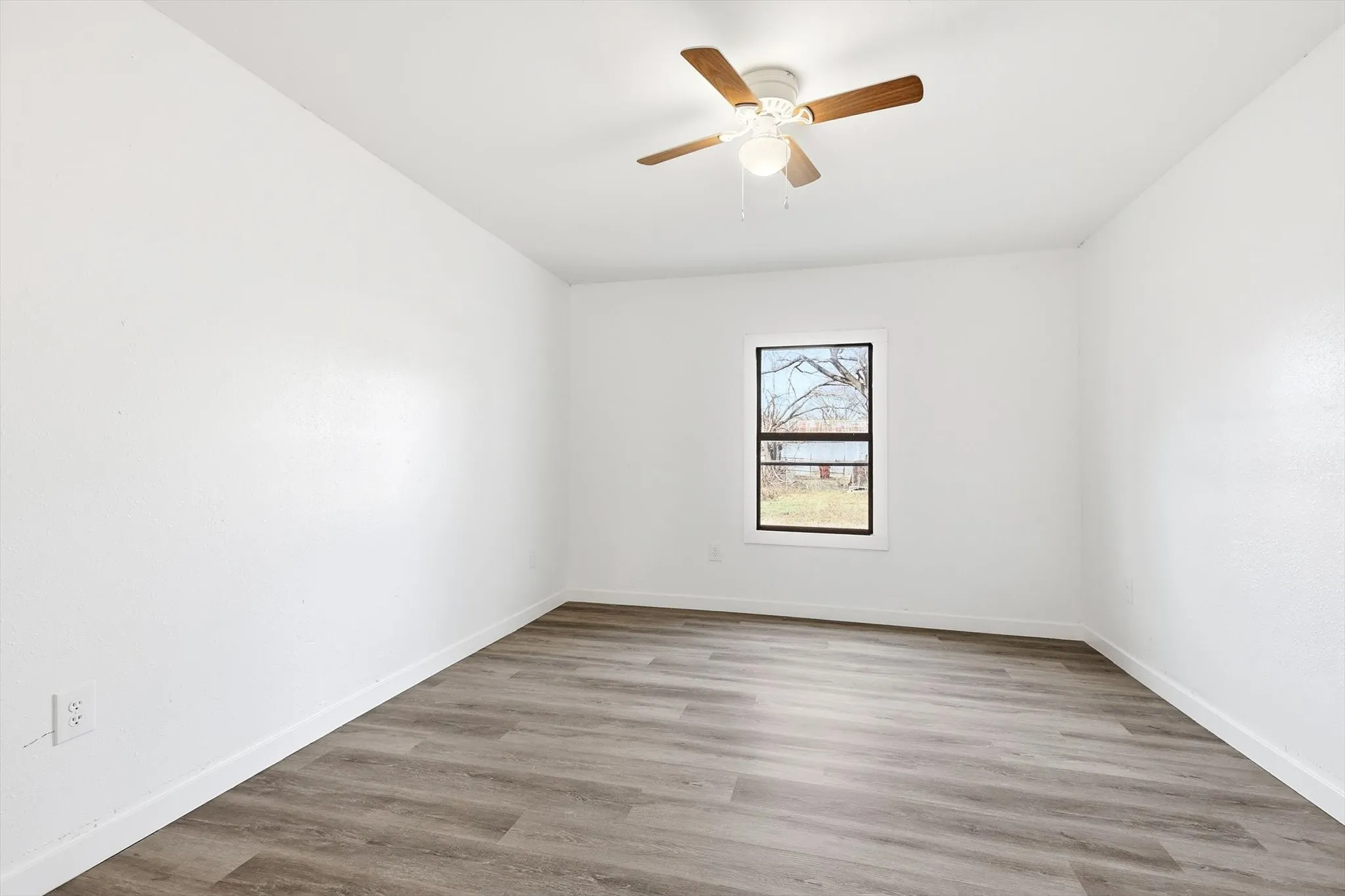 Single Family Residence For Sale in Fannin County , 803 E 14th Street, Bonham, Texas 75418, 3 Bedroom, 2 Bathroom, Garage spaces, 1,272 Sqft, built in 1940, mls#21391753, Real Estate Agent in Bonham, Homes For Sale in Fannin county, Homes For Sale in Bonham, Realtor in Bonham Texas, Real Estate Brokerage Independent Realty Texas, Luminita Cordes Realtor