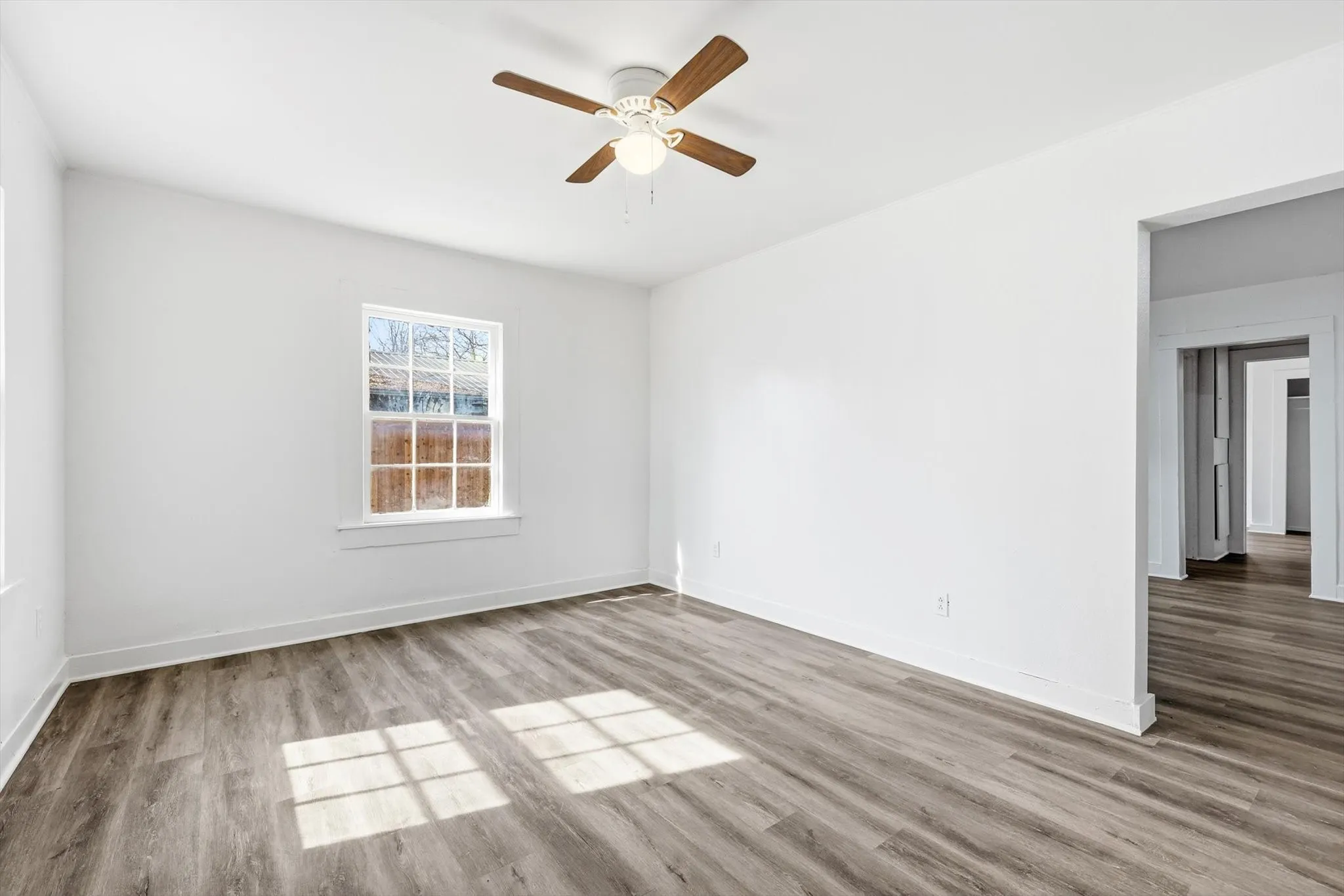 Single Family Residence For Sale in Fannin County , 803 E 14th Street, Bonham, Texas 75418, 3 Bedroom, 2 Bathroom, Garage spaces, 1,272 Sqft, built in 1940, mls#21391753, Real Estate Agent in Bonham, Homes For Sale in Fannin county, Homes For Sale in Bonham, Realtor in Bonham Texas, Real Estate Brokerage Independent Realty Texas, Luminita Cordes Realtor
