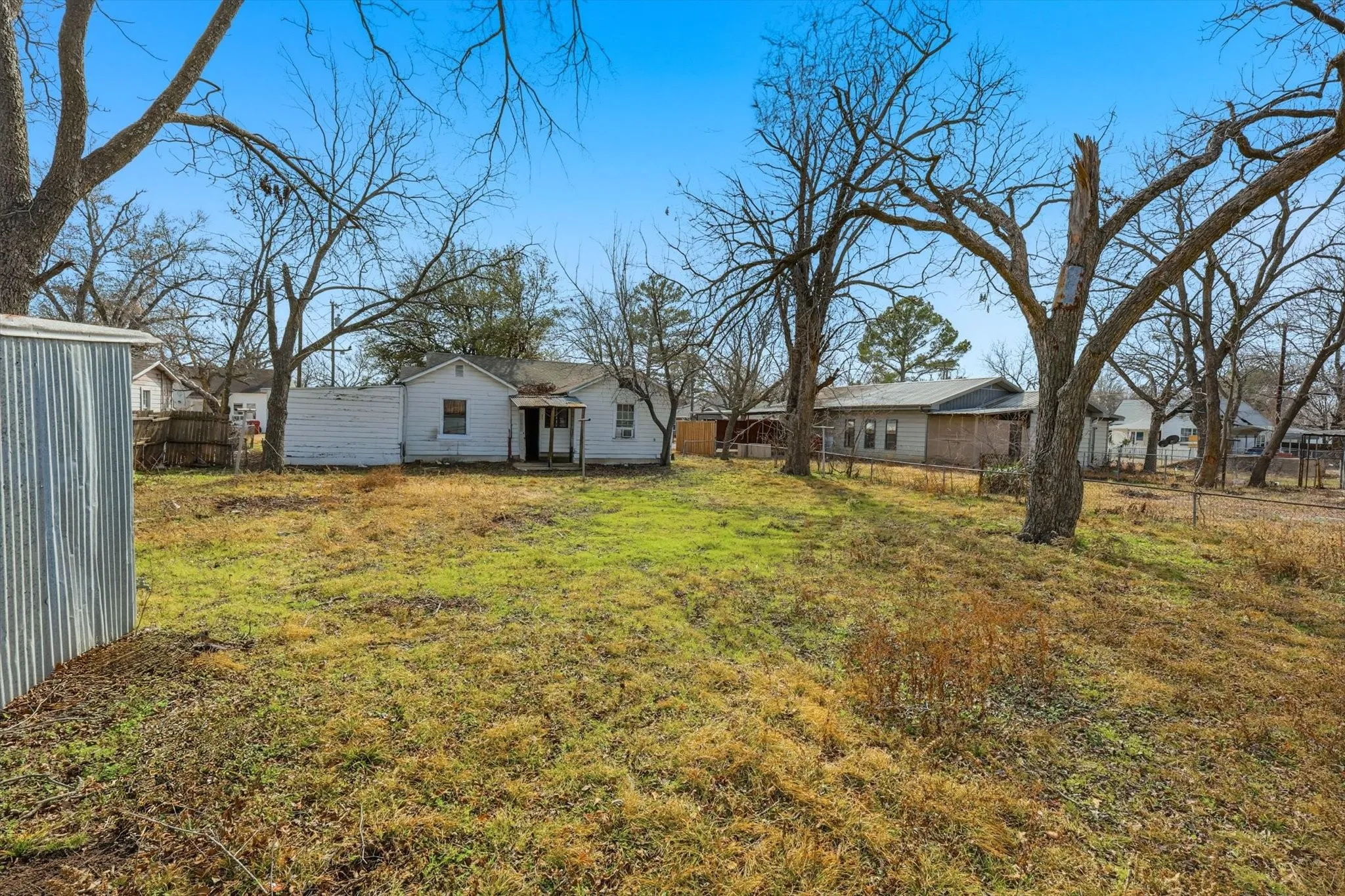 Single Family Residence For Sale in Fannin County , 803 E 14th Street, Bonham, Texas 75418, 3 Bedroom, 2 Bathroom, Garage spaces, 1,272 Sqft, built in 1940, mls#21391753, Real Estate Agent in Bonham, Homes For Sale in Fannin county, Homes For Sale in Bonham, Realtor in Bonham Texas, Real Estate Brokerage Independent Realty Texas, Luminita Cordes Realtor