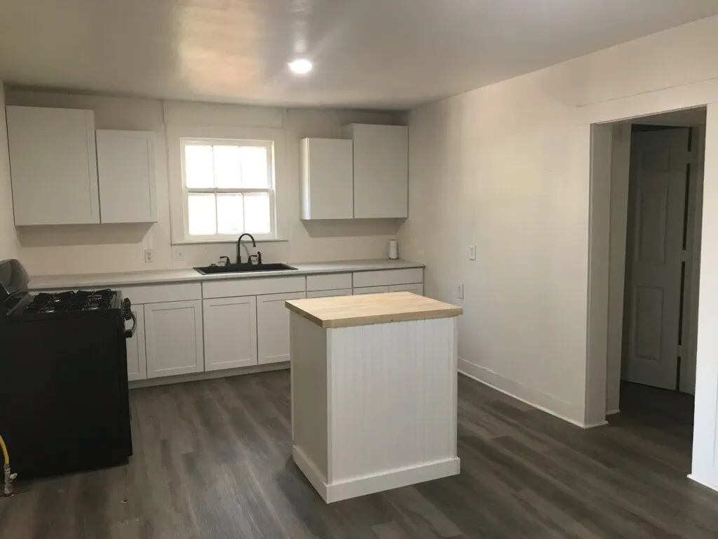 Single Family Residence For Sale in Fannin County , 803 E 14th Street, Bonham, Texas 75418, 3 Bedroom, 2 Bathroom, Garage spaces, 1,272 Sqft, built in 1940, mls#21391753, Real Estate Agent in Bonham, Homes For Sale in Fannin county, Homes For Sale in Bonham, Realtor in Bonham Texas, Real Estate Brokerage Independent Realty Texas, Luminita Cordes Realtor