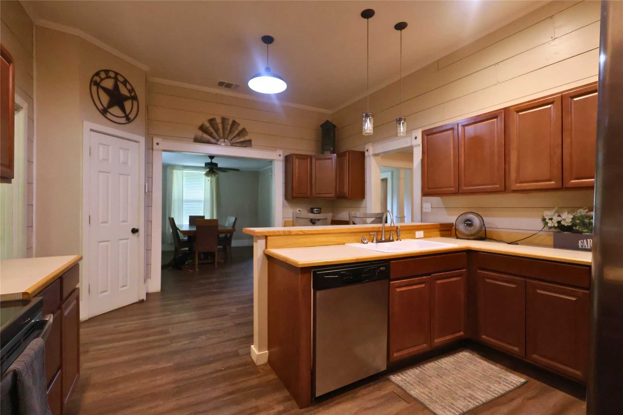 Single Family Residence For Sale in Wood County , 210 Hopkins, Alba, Texas 75410, 3 Bedroom, 2 Bathroom, Garage spaces, 2,158 Sqft, built in 1914, mls#21391110, Real Estate Agent in Alba, Homes For Sale in Wood county, Homes For Sale in Alba, Realtor in Alba Texas, Real Estate Brokerage Independent Realty Texas, Luminita Cordes Realtor