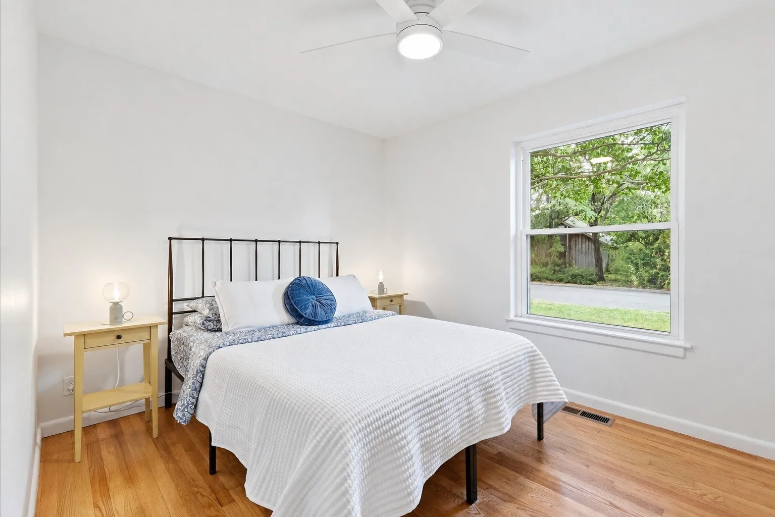 Single Family Residence For Sale in Denton County , 1912 Whippoorwill Lane, Denton, Texas 76205, 3 Bedroom, 2 Bathroom, 1 Garage spaces, 1,350 Sqft, built in 1967, mls#21391721, Real Estate Agent in Denton, Homes For Sale in Denton county, Homes For Sale in Denton, Realtor in Denton Texas, Real Estate Brokerage Independent Realty Texas, Luminita Cordes Realtor