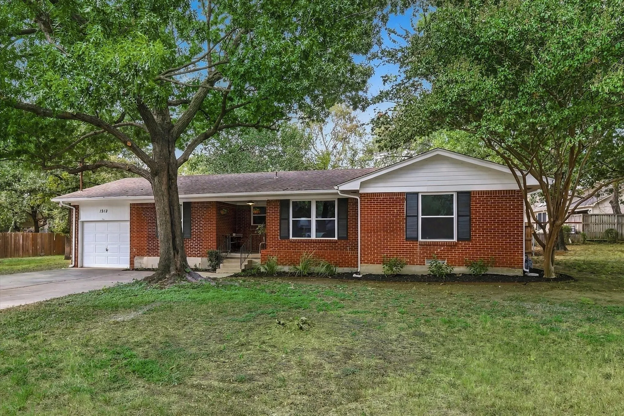 Single Family Residence For Sale in Denton County , 1912 Whippoorwill Lane, Denton, Texas 76205, 3 Bedroom, 2 Bathroom, 1 Garage spaces, 1,350 Sqft, built in 1967, mls#21391721, Real Estate Agent in Denton, Homes For Sale in Denton county, Homes For Sale in Denton, Realtor in Denton Texas, Real Estate Brokerage Independent Realty Texas, Luminita Cordes Realtor