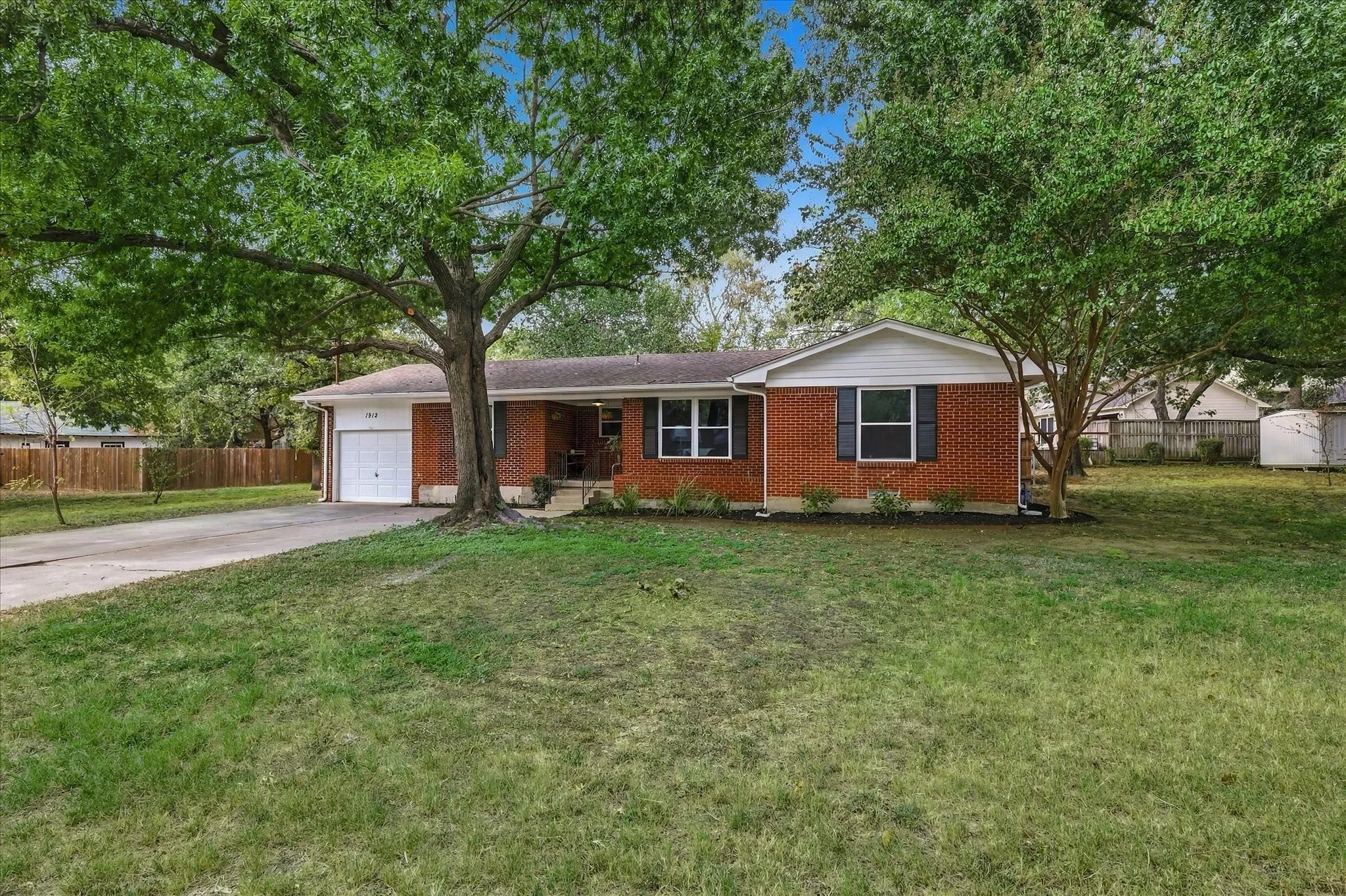 Single Family Residence For Sale in Denton County , 1912 Whippoorwill Lane, Denton, Texas 76205, 3 Bedroom, 2 Bathroom, 1 Garage spaces, 1,350 Sqft, built in 1967, mls#21391721, Real Estate Agent in Denton, Homes For Sale in Denton county, Homes For Sale in Denton, Realtor in Denton Texas, Real Estate Brokerage Independent Realty Texas, Luminita Cordes Realtor