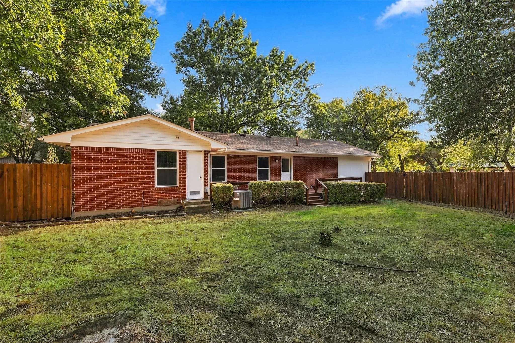 Single Family Residence For Sale in Denton County , 1912 Whippoorwill Lane, Denton, Texas 76205, 3 Bedroom, 2 Bathroom, 1 Garage spaces, 1,350 Sqft, built in 1967, mls#21391721, Real Estate Agent in Denton, Homes For Sale in Denton county, Homes For Sale in Denton, Realtor in Denton Texas, Real Estate Brokerage Independent Realty Texas, Luminita Cordes Realtor