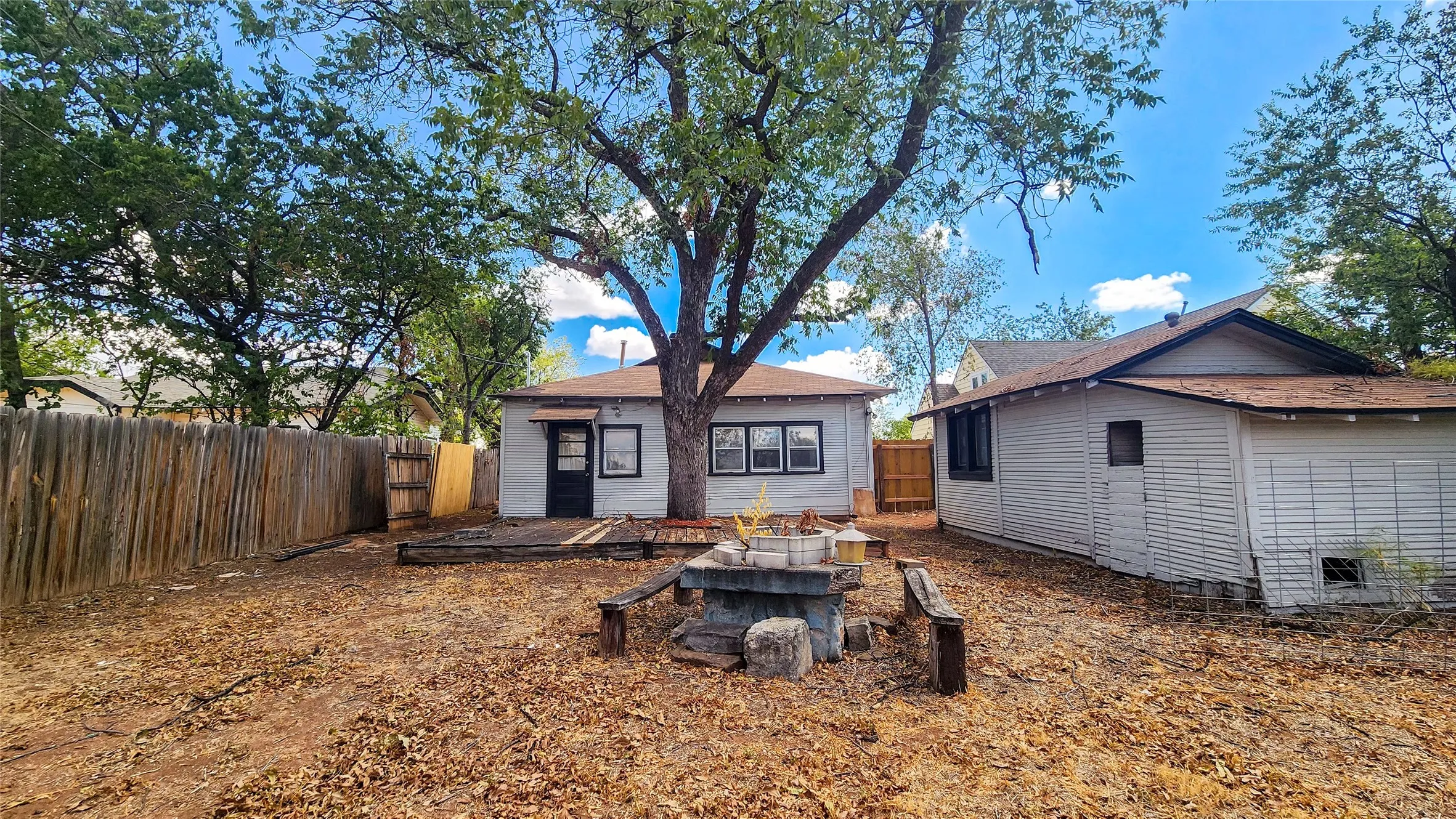 Single Family Residence For Sale in Taylor County , 734 Ross Avenue, Abilene, Texas 79605, 3 Bedroom, 2 Bathroom, Garage spaces, 1,460 Sqft, built in 1926, mls#21390059, Real Estate Agent in Abilene, Homes For Sale in Taylor county, Homes For Sale in Abilene, Realtor in Abilene Texas, Real Estate Brokerage Independent Realty Texas, Luminita Cordes Realtor