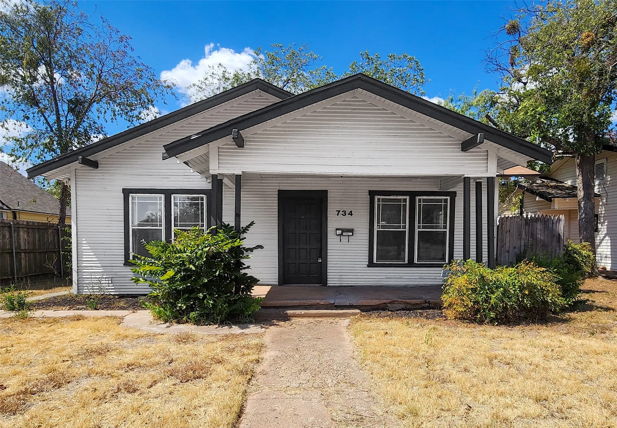 Single Family Residence For Sale in Taylor County , 734 Ross Avenue, Abilene, Texas 79605, 3 Bedroom, 2 Bathroom, Garage spaces, 1,460 Sqft, built in 1926, mls#21390059, Real Estate Agent in Abilene, Homes For Sale in Taylor county, Homes For Sale in Abilene, Realtor in Abilene Texas, Real Estate Brokerage Independent Realty Texas, Luminita Cordes Realtor