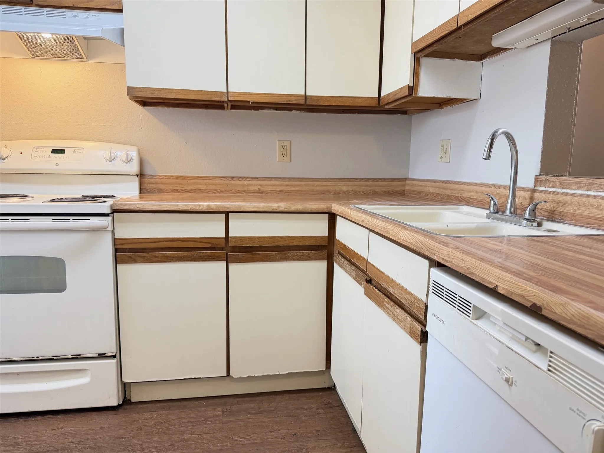 Townhouse For Rent in Denton County , 740 W Collins Street, Denton, Texas 76201, 3 Bedroom, 2 Bathroom, Garage spaces, 1,088 Sqft, built in 1984, mls#21391759, Real Estate Agent in Denton, Homes For Rent in Denton county, Homes For Rent in Denton, Realtor in Denton Texas, Real Estate Brokerage Independent Realty Texas, Luminita Cordes Realtor