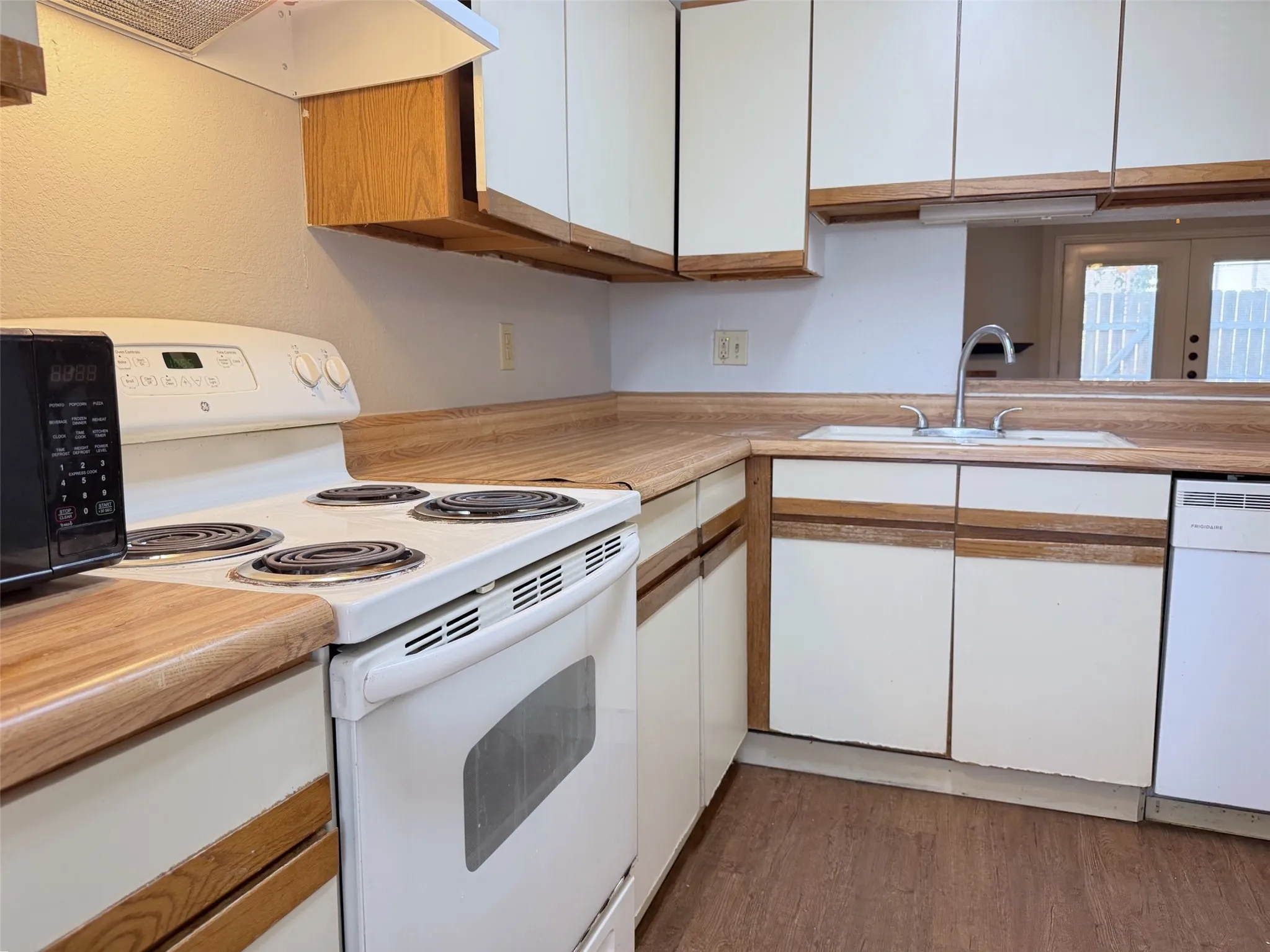 Townhouse For Rent in Denton County , 740 W Collins Street, Denton, Texas 76201, 3 Bedroom, 2 Bathroom, Garage spaces, 1,088 Sqft, built in 1984, mls#21391759, Real Estate Agent in Denton, Homes For Rent in Denton county, Homes For Rent in Denton, Realtor in Denton Texas, Real Estate Brokerage Independent Realty Texas, Luminita Cordes Realtor