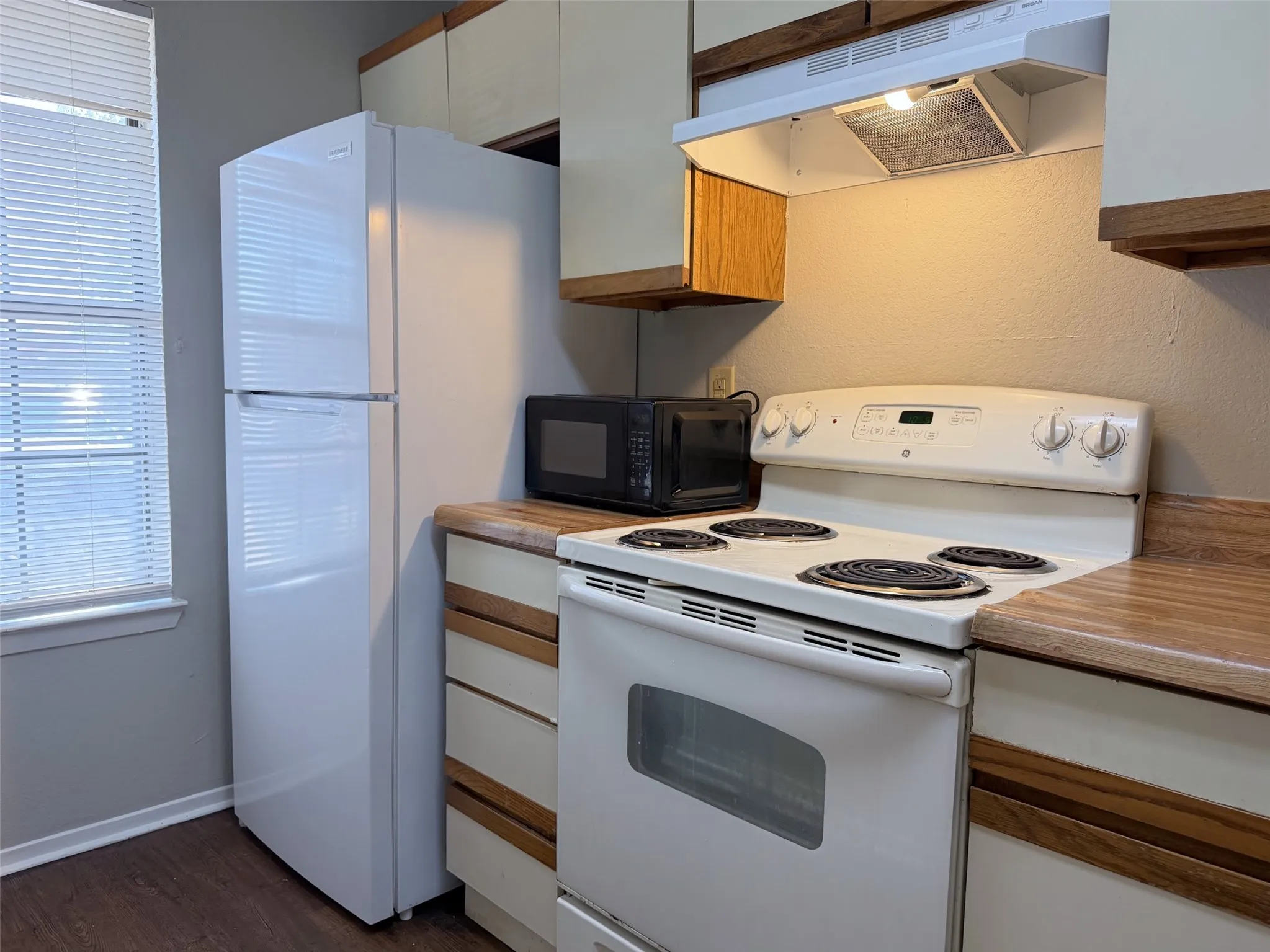 Townhouse For Rent in Denton County , 740 W Collins Street, Denton, Texas 76201, 3 Bedroom, 2 Bathroom, Garage spaces, 1,088 Sqft, built in 1984, mls#21391759, Real Estate Agent in Denton, Homes For Rent in Denton county, Homes For Rent in Denton, Realtor in Denton Texas, Real Estate Brokerage Independent Realty Texas, Luminita Cordes Realtor