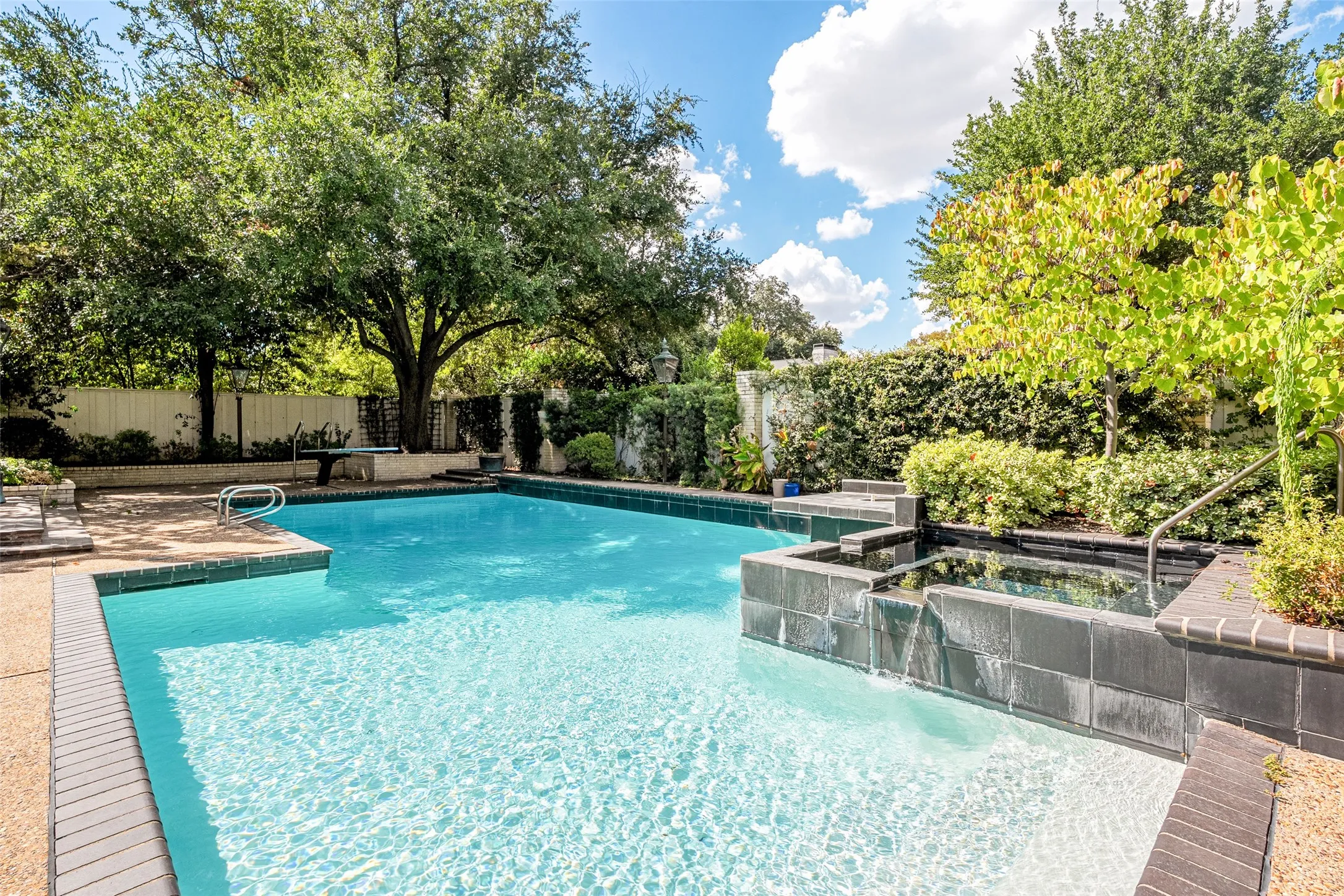Single Family Residence For Sale in Dallas County , 5531 Pebblebrook Drive, Dallas, Texas 75229, 5 Bedroom, 5 Bathroom, 3 Garage spaces, 4,635 Sqft, built in 1969, mls#21390201, Real Estate Agent in Dallas, Homes For Sale in Dallas county, Homes For Sale in Dallas, Realtor in Dallas Texas, Real Estate Brokerage Independent Realty Texas, Luminita Cordes Realtor