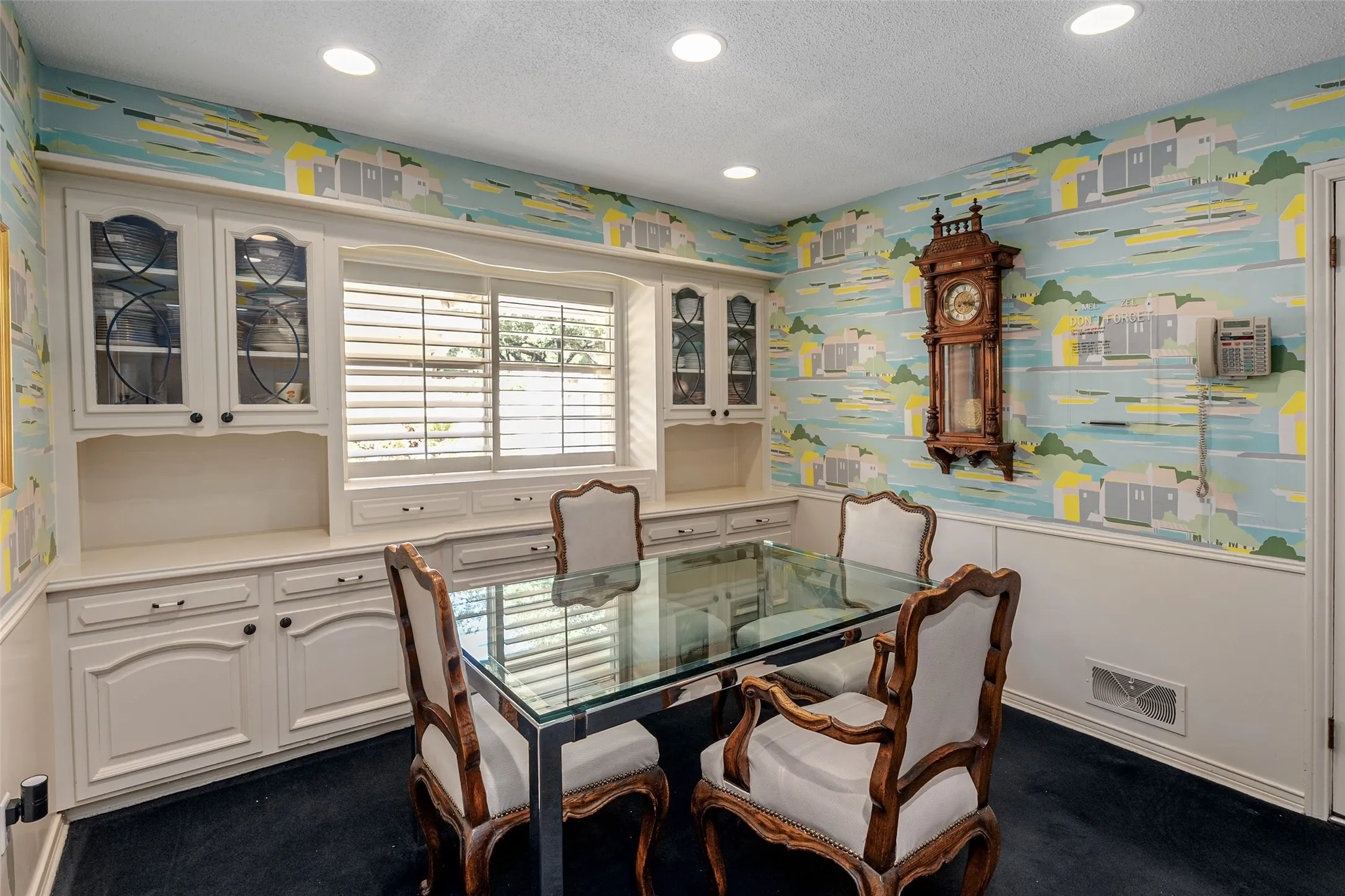 Single Family Residence For Sale in Dallas County , 5531 Pebblebrook Drive, Dallas, Texas 75229, 5 Bedroom, 5 Bathroom, 3 Garage spaces, 4,635 Sqft, built in 1969, mls#21390201, Real Estate Agent in Dallas, Homes For Sale in Dallas county, Homes For Sale in Dallas, Realtor in Dallas Texas, Real Estate Brokerage Independent Realty Texas, Luminita Cordes Realtor