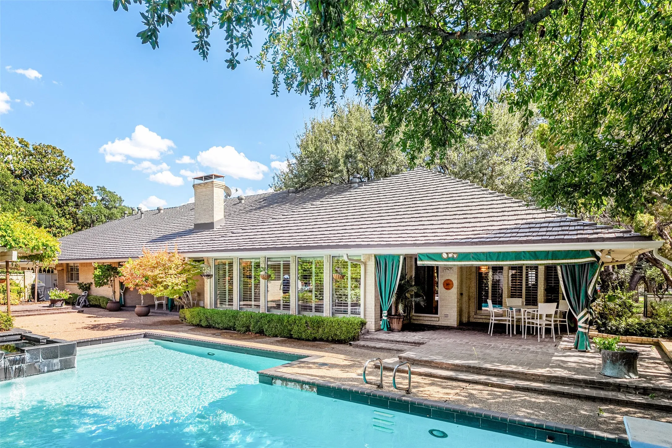 Single Family Residence For Sale in Dallas County , 5531 Pebblebrook Drive, Dallas, Texas 75229, 5 Bedroom, 5 Bathroom, 3 Garage spaces, 4,635 Sqft, built in 1969, mls#21390201, Real Estate Agent in Dallas, Homes For Sale in Dallas county, Homes For Sale in Dallas, Realtor in Dallas Texas, Real Estate Brokerage Independent Realty Texas, Luminita Cordes Realtor