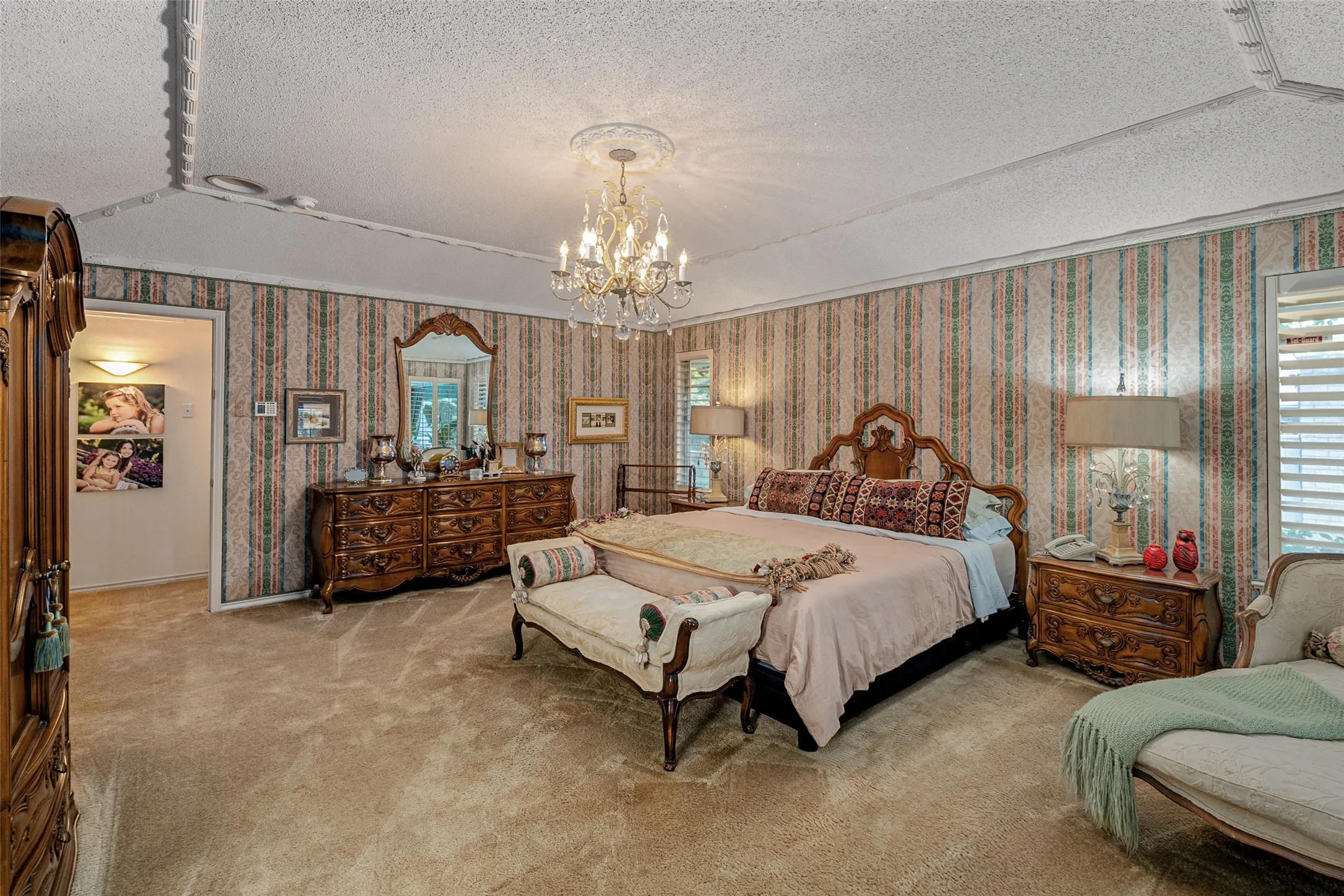 Single Family Residence For Sale in Dallas County , 5531 Pebblebrook Drive, Dallas, Texas 75229, 5 Bedroom, 5 Bathroom, 3 Garage spaces, 4,635 Sqft, built in 1969, mls#21390201, Real Estate Agent in Dallas, Homes For Sale in Dallas county, Homes For Sale in Dallas, Realtor in Dallas Texas, Real Estate Brokerage Independent Realty Texas, Luminita Cordes Realtor