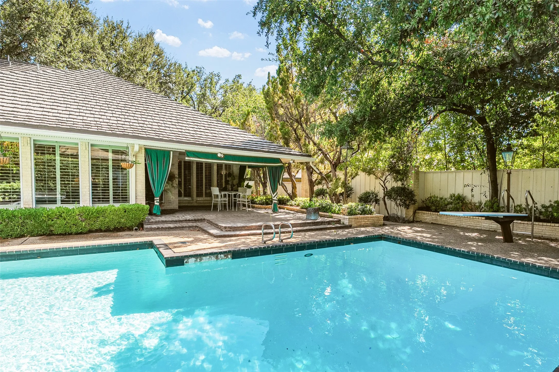 Single Family Residence For Sale in Dallas County , 5531 Pebblebrook Drive, Dallas, Texas 75229, 5 Bedroom, 5 Bathroom, 3 Garage spaces, 4,635 Sqft, built in 1969, mls#21390201, Real Estate Agent in Dallas, Homes For Sale in Dallas county, Homes For Sale in Dallas, Realtor in Dallas Texas, Real Estate Brokerage Independent Realty Texas, Luminita Cordes Realtor