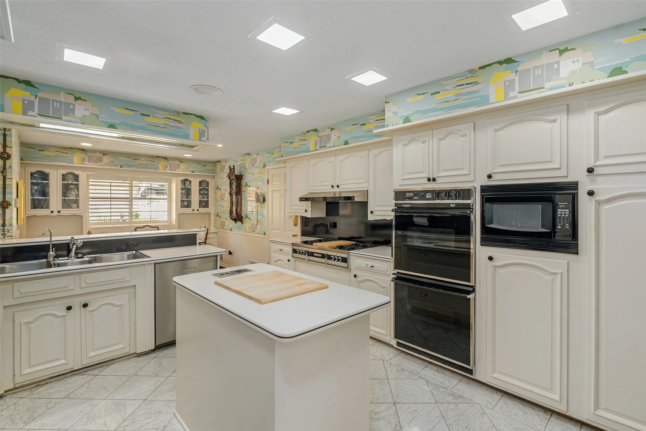 Single Family Residence For Sale in Dallas County , 5531 Pebblebrook Drive, Dallas, Texas 75229, 5 Bedroom, 5 Bathroom, 3 Garage spaces, 4,635 Sqft, built in 1969, mls#21390201, Real Estate Agent in Dallas, Homes For Sale in Dallas county, Homes For Sale in Dallas, Realtor in Dallas Texas, Real Estate Brokerage Independent Realty Texas, Luminita Cordes Realtor