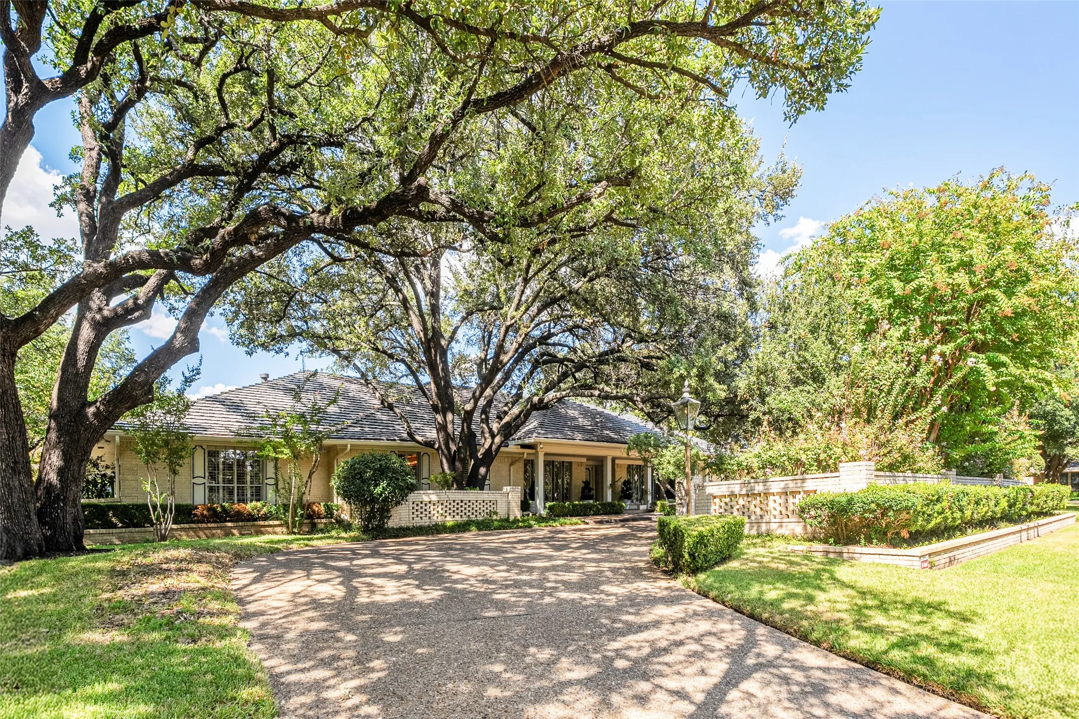 Single Family Residence For Sale in Dallas County , 5531 Pebblebrook Drive, Dallas, Texas 75229, 5 Bedroom, 5 Bathroom, 3 Garage spaces, 4,635 Sqft, built in 1969, mls#21390201, Real Estate Agent in Dallas, Homes For Sale in Dallas county, Homes For Sale in Dallas, Realtor in Dallas Texas, Real Estate Brokerage Independent Realty Texas, Luminita Cordes Realtor