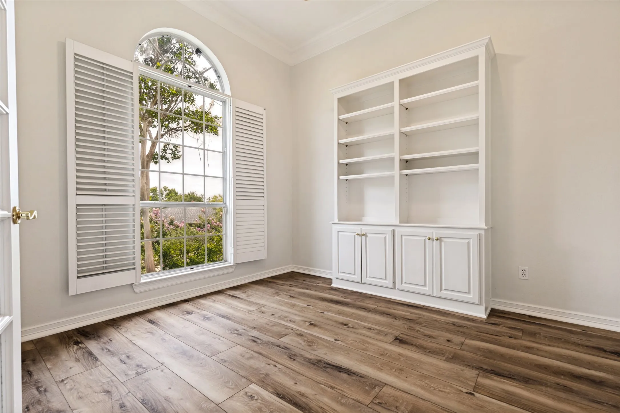 Dining area featuring wood-finish flooring and a tray ceiling