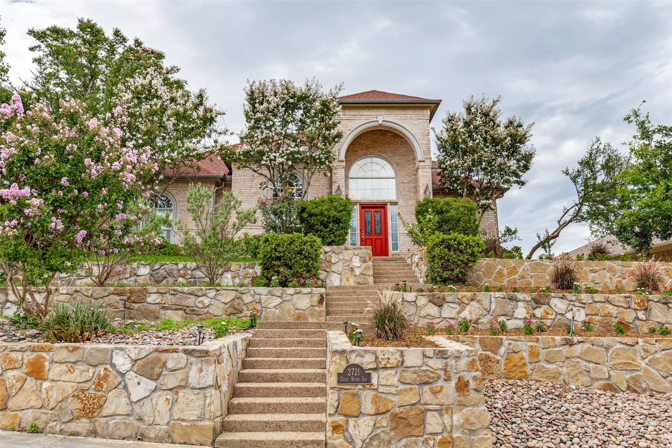 Single Family Residence For Rent in Denton County , 2721 Gold Rush Lane, Carrollton, Texas 75007, 3 Bedroom, 3 Bathroom, 2 Garage spaces, 2,550 Sqft, built in 1994, mls#21388847, Real Estate Agent in Carrollton, Homes For Rent in Denton county, Homes For Rent in Carrollton, Realtor in Carrollton Texas, Real Estate Brokerage Independent Realty Texas, Luminita Cordes Realtor