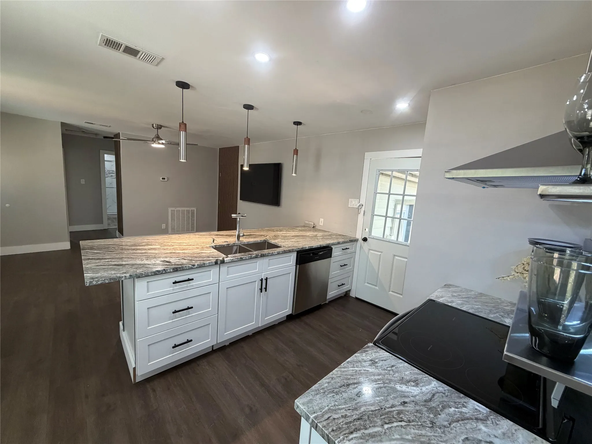 Single Family Residence For Rent in Tarrant County , 231 Elm Street, Hurst, Texas 76053, 3 Bedroom, 1 Bathroom, Garage spaces, 1,016 Sqft, built in 1957, mls#21391795, Real Estate Agent in Hurst, Homes For Rent in Tarrant county, Homes For Rent in Hurst, Realtor in Hurst Texas, Real Estate Brokerage Independent Realty Texas, Luminita Cordes Realtor