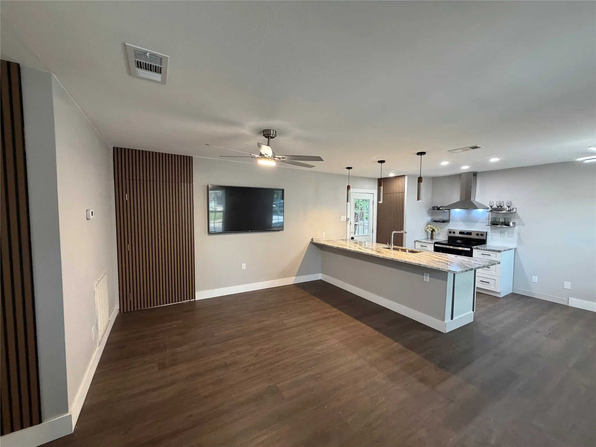 Single Family Residence For Rent in Tarrant County , 231 Elm Street, Hurst, Texas 76053, 3 Bedroom, 1 Bathroom, Garage spaces, 1,016 Sqft, built in 1957, mls#21391795, Real Estate Agent in Hurst, Homes For Rent in Tarrant county, Homes For Rent in Hurst, Realtor in Hurst Texas, Real Estate Brokerage Independent Realty Texas, Luminita Cordes Realtor