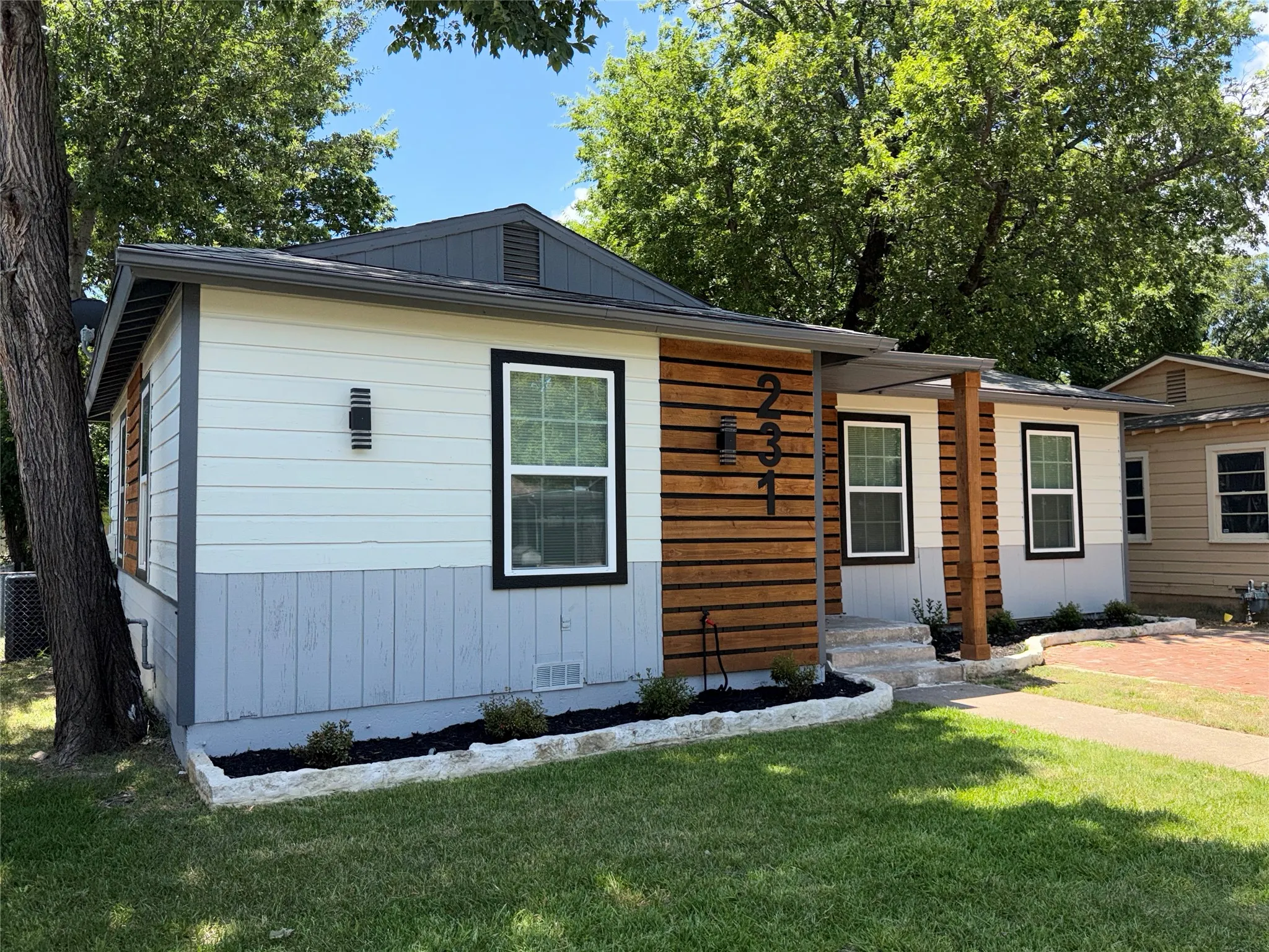 Single Family Residence For Rent in Tarrant County , 231 Elm Street, Hurst, Texas 76053, 3 Bedroom, 1 Bathroom, Garage spaces, 1,016 Sqft, built in 1957, mls#21391795, Real Estate Agent in Hurst, Homes For Rent in Tarrant county, Homes For Rent in Hurst, Realtor in Hurst Texas, Real Estate Brokerage Independent Realty Texas, Luminita Cordes Realtor