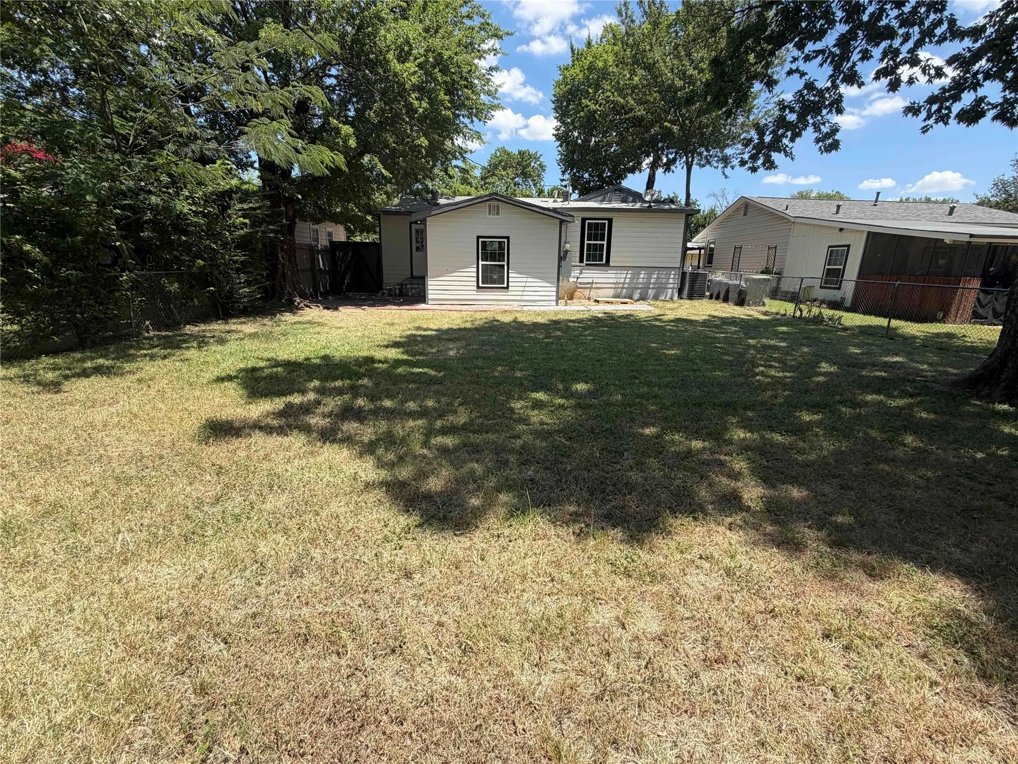 Single Family Residence For Rent in Tarrant County , 231 Elm Street, Hurst, Texas 76053, 3 Bedroom, 1 Bathroom, Garage spaces, 1,016 Sqft, built in 1957, mls#21391795, Real Estate Agent in Hurst, Homes For Rent in Tarrant county, Homes For Rent in Hurst, Realtor in Hurst Texas, Real Estate Brokerage Independent Realty Texas, Luminita Cordes Realtor